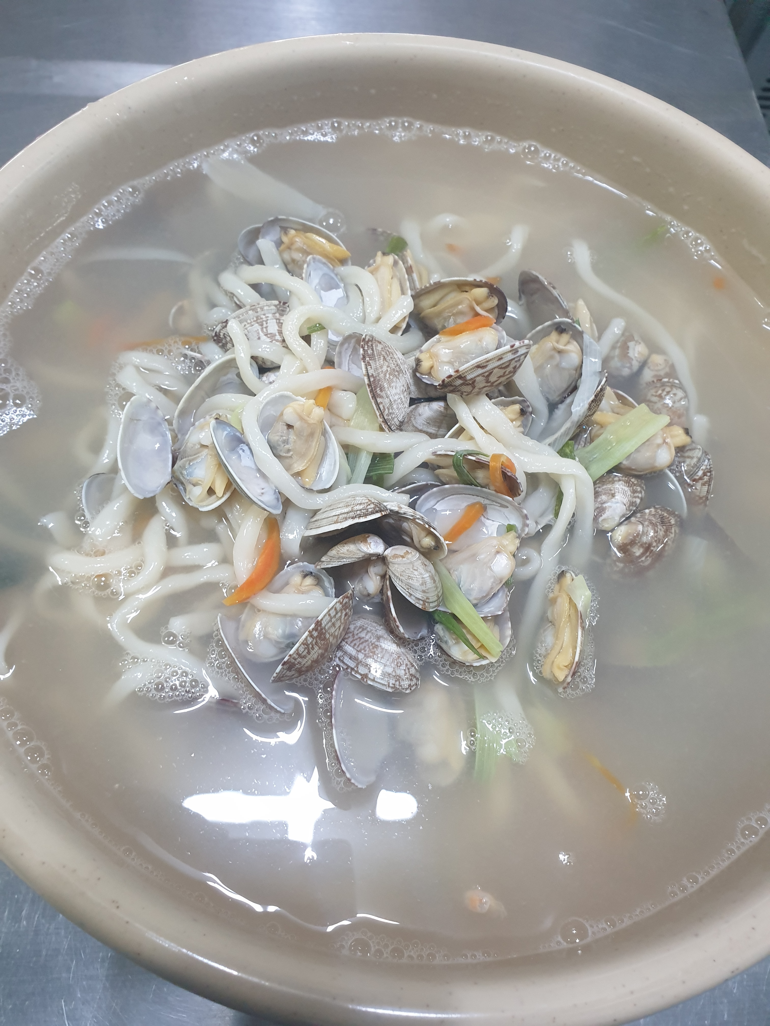 무지개 바지락 칼국수