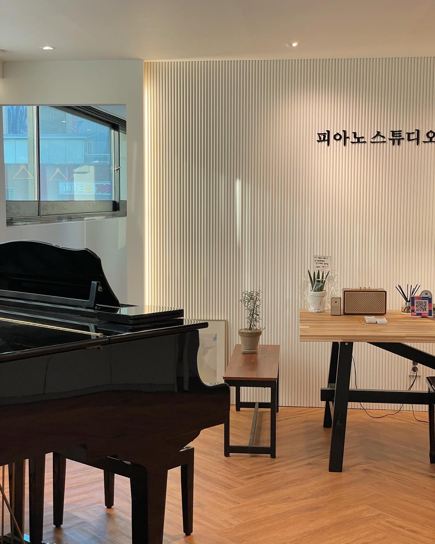 피아노 스튜디오, 하루