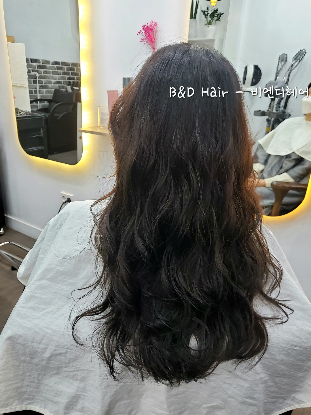 B&D Hair 내부 또는 관련 모습
