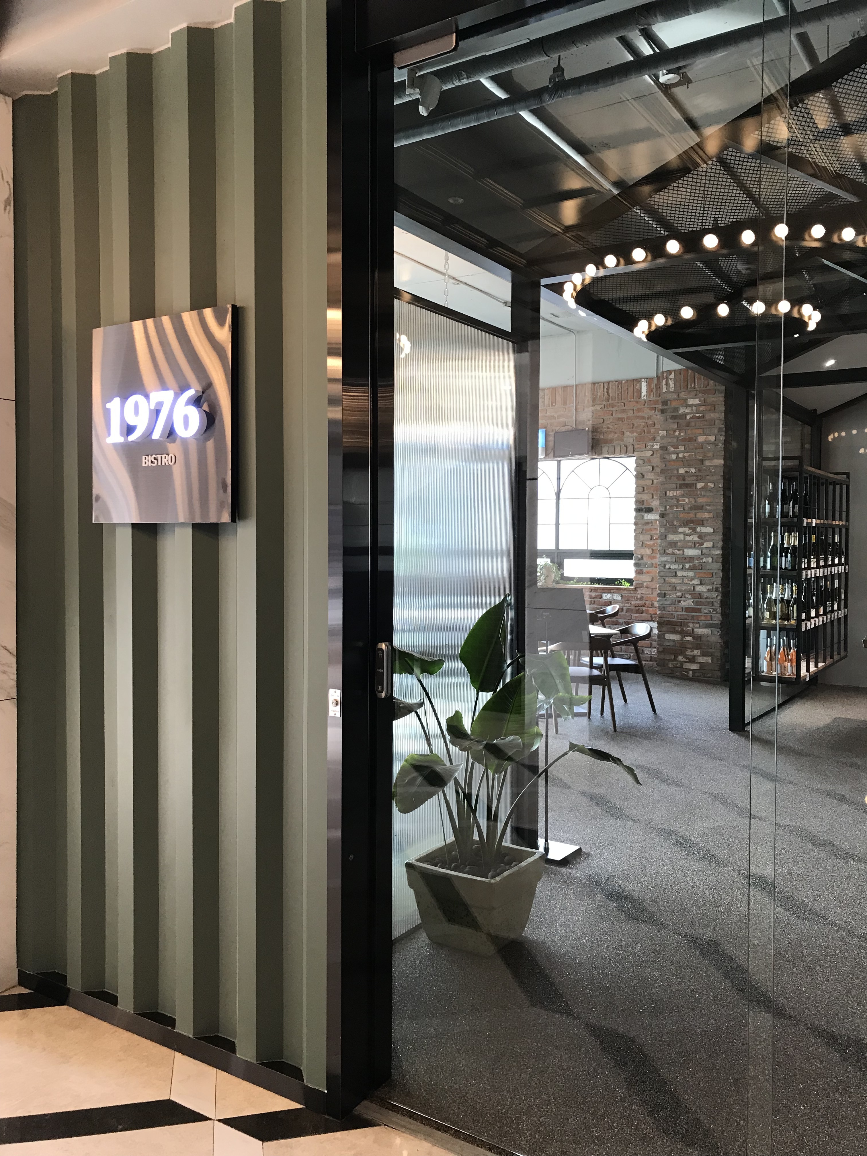 1976 비스트로 대표 이미지