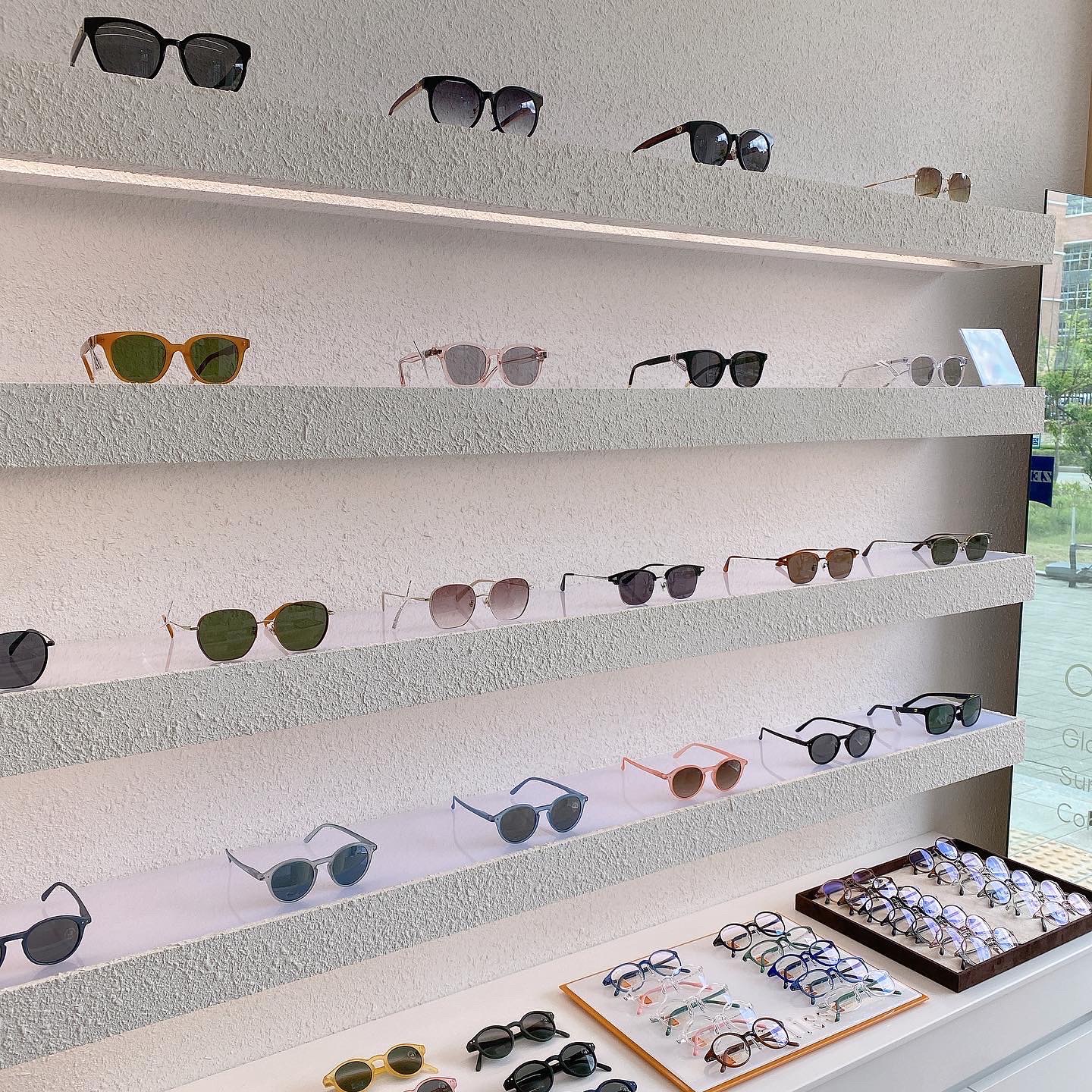 아워글라스 안경 대표 이미지