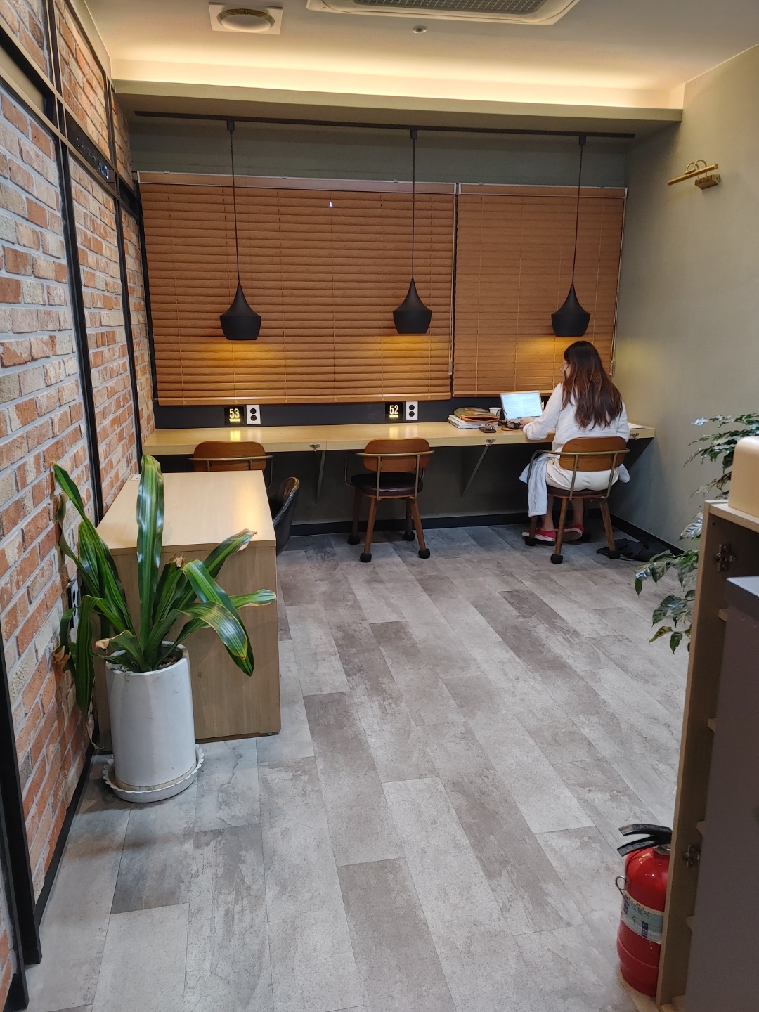 셀독24스터디카페 천호점 내부 또는 관련 모습