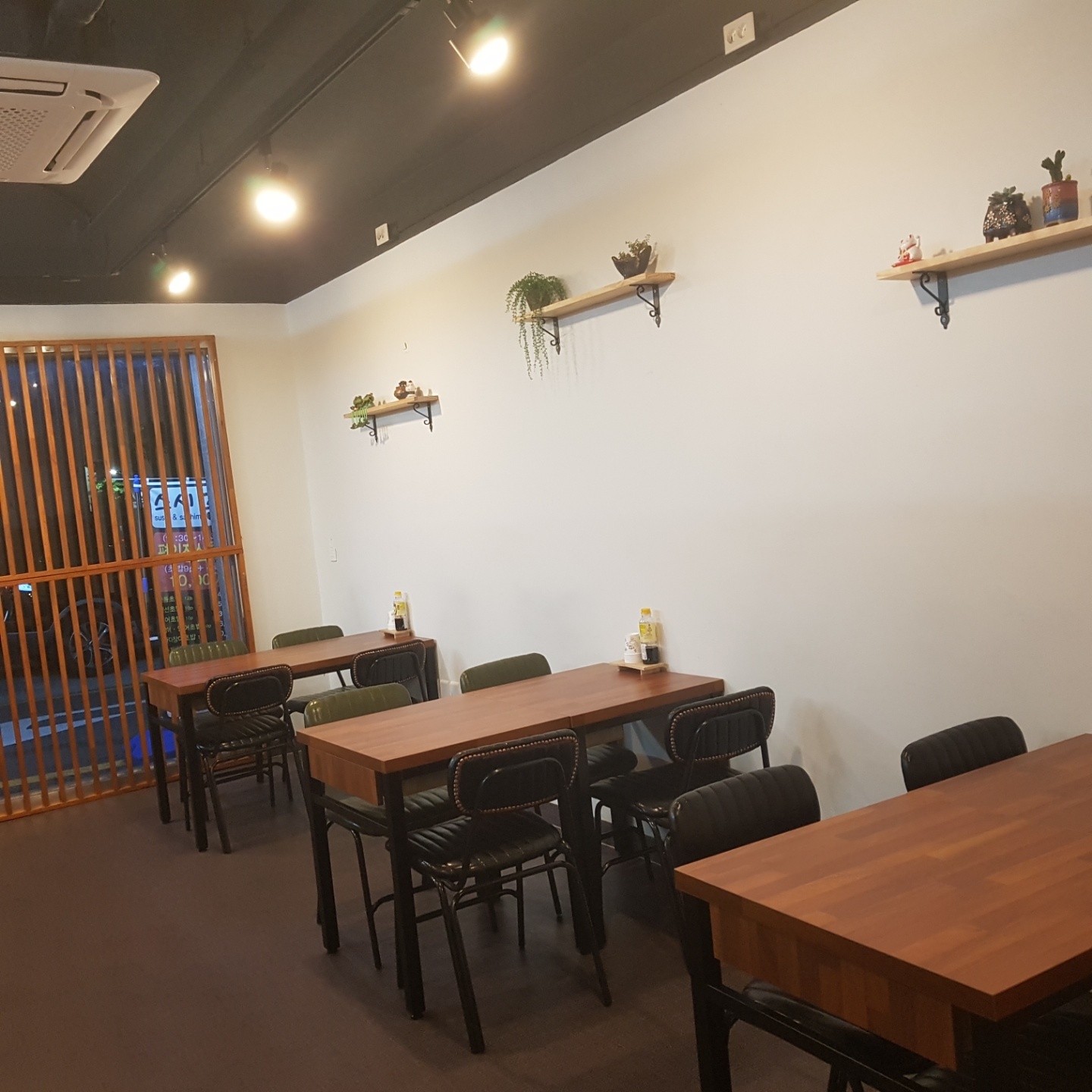 스시준 대표 이미지 - 신선한 초밥과 함께 제공되는 우동