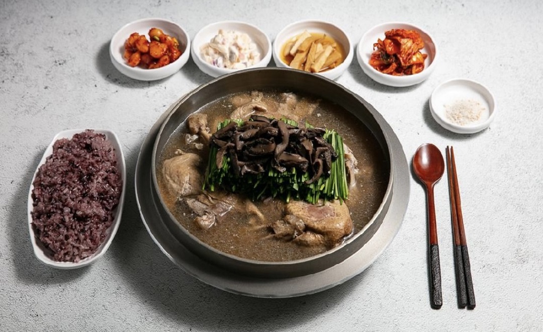 능이버섯 닭백숙 (한마리)