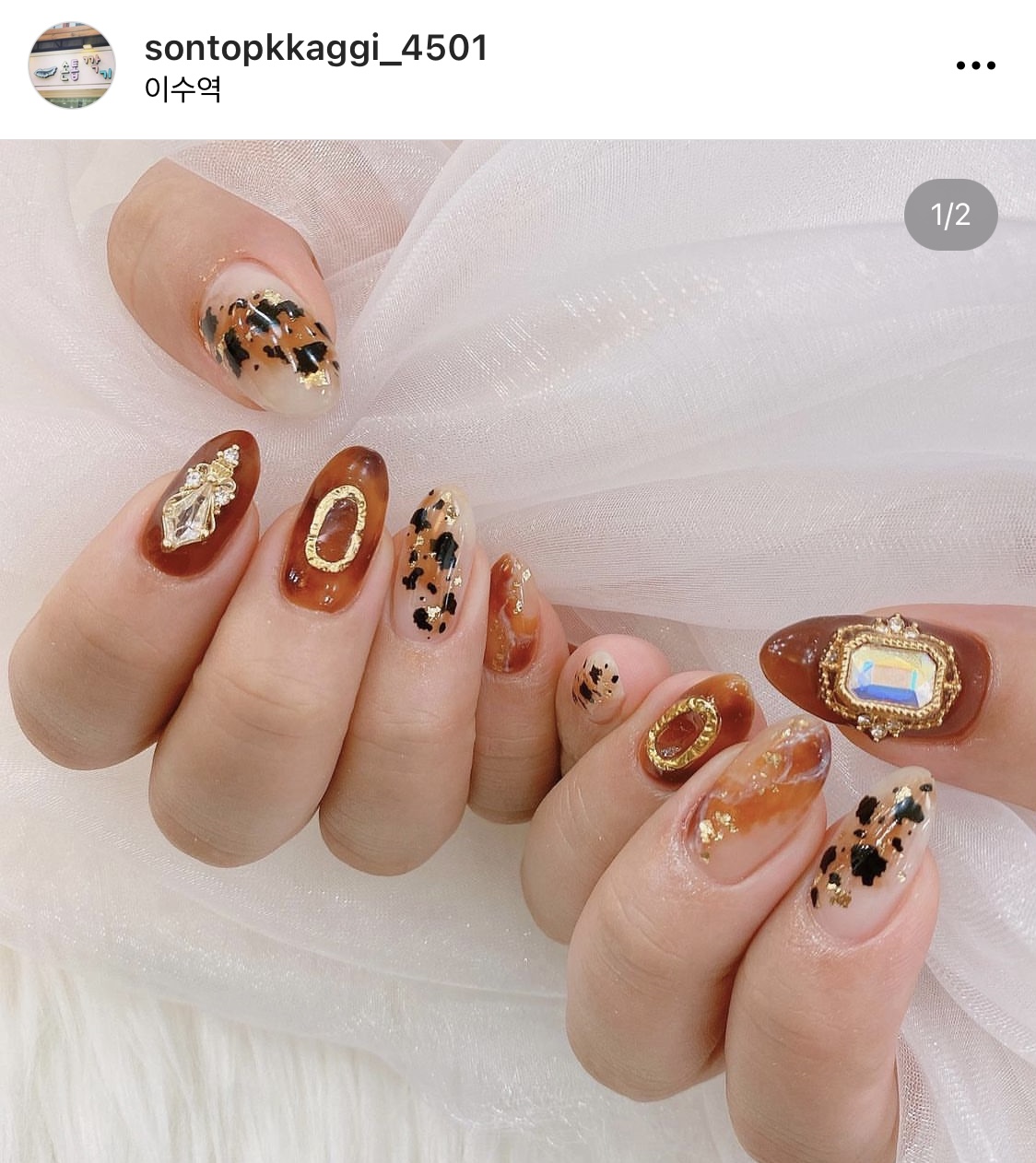 손톱깍기 내부 또는 관련 모습