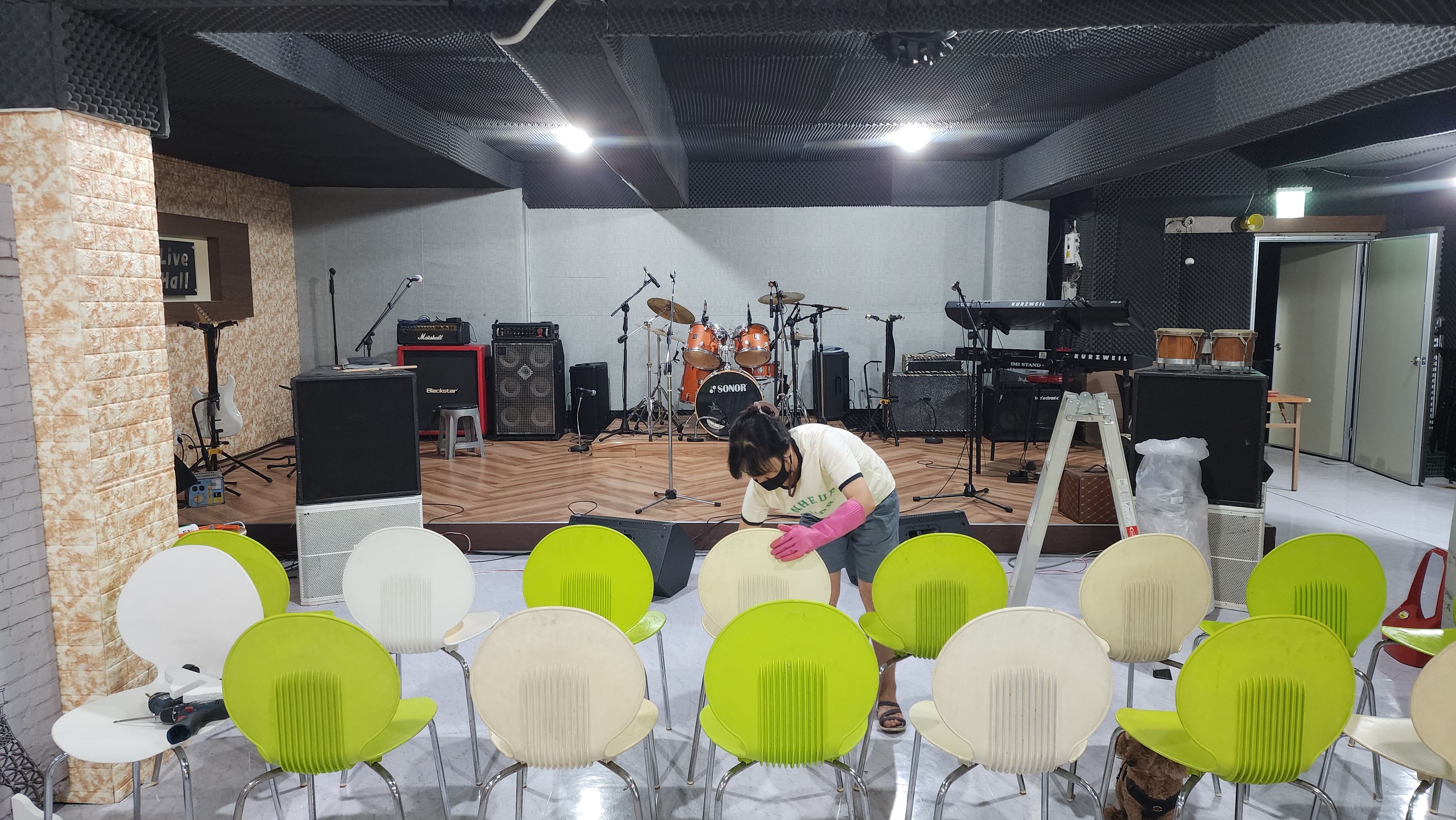 아지트라이브홀