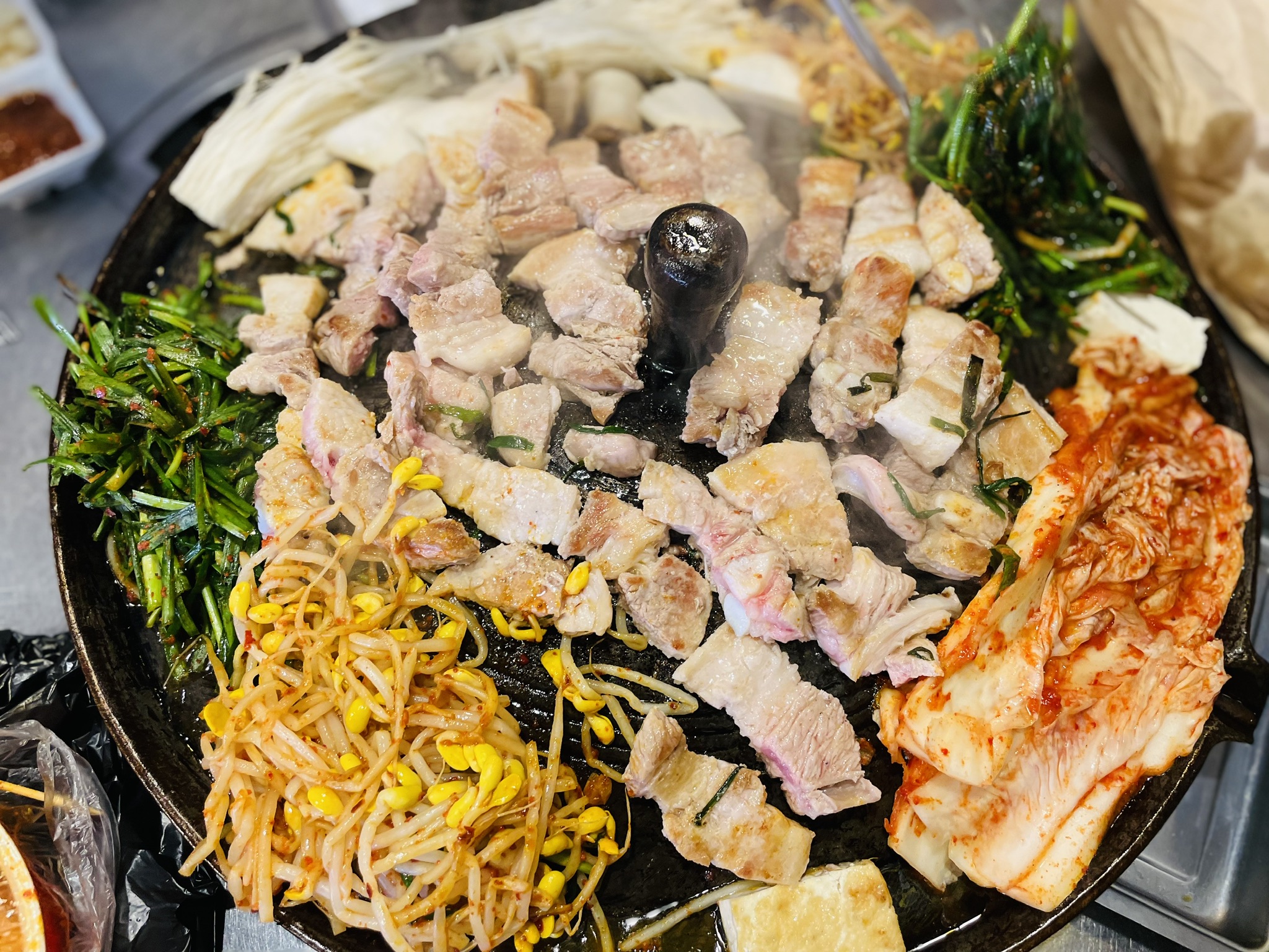 꾸숑솥뚜껑생삼겹살