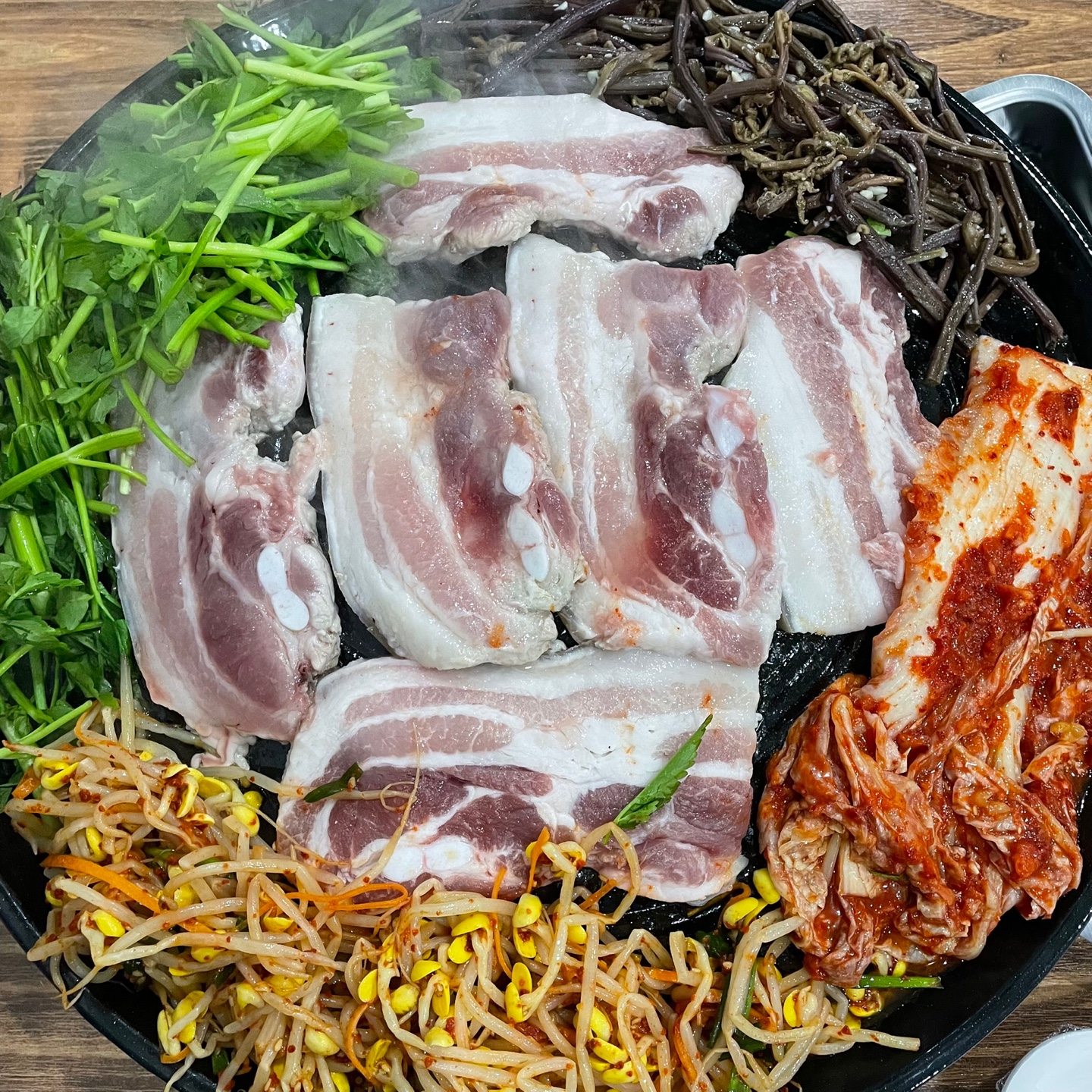 행복한 솥뚜껑 김치삼겹살