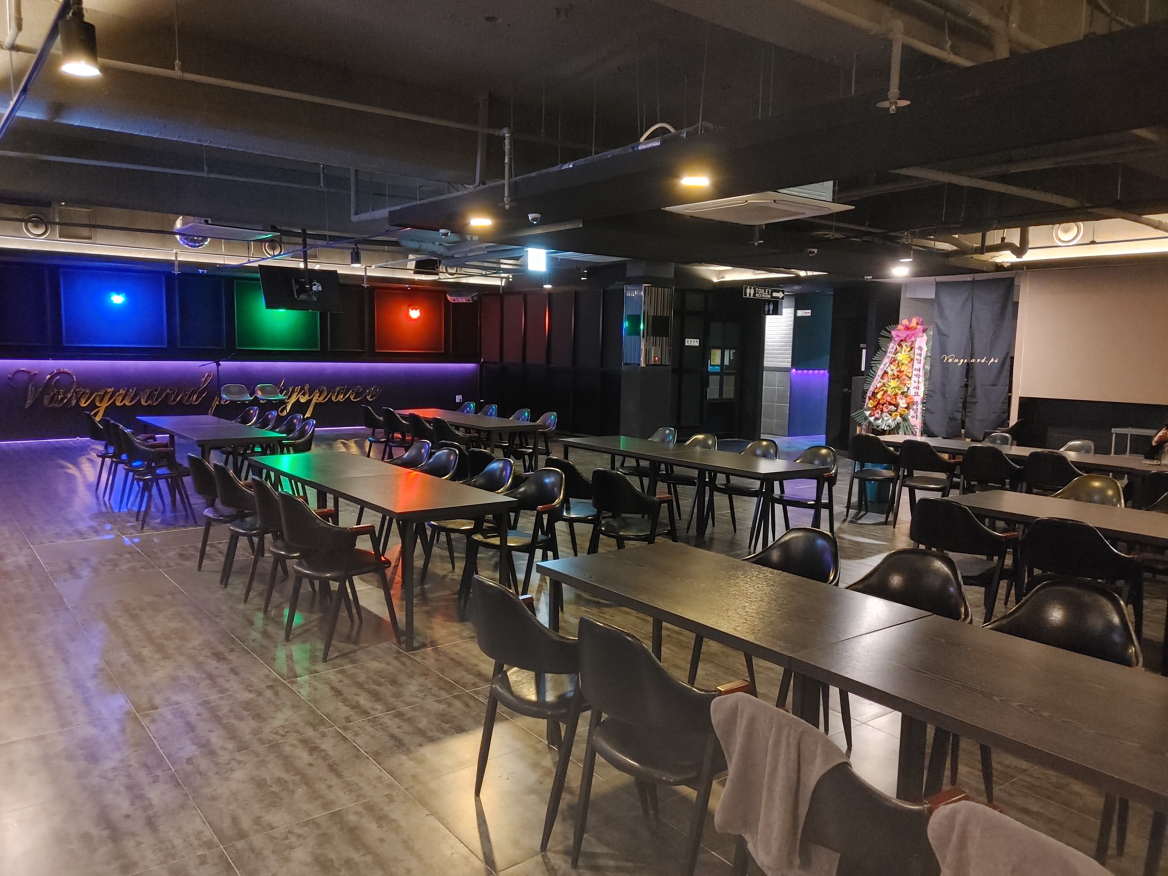 뱅가드파티스페이스 내부 또는 관련 모습