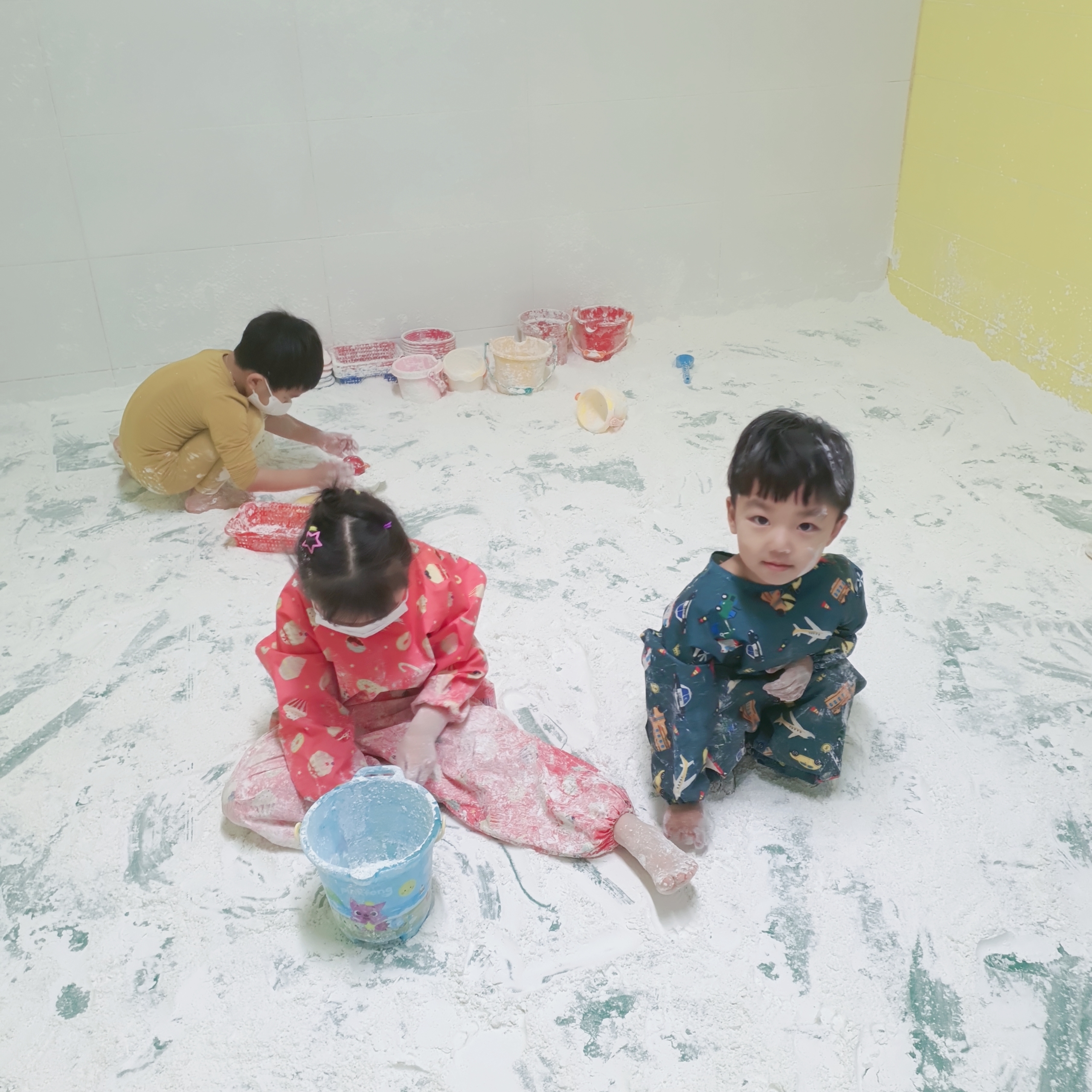 민즈오감발달센터 미술놀이 모습