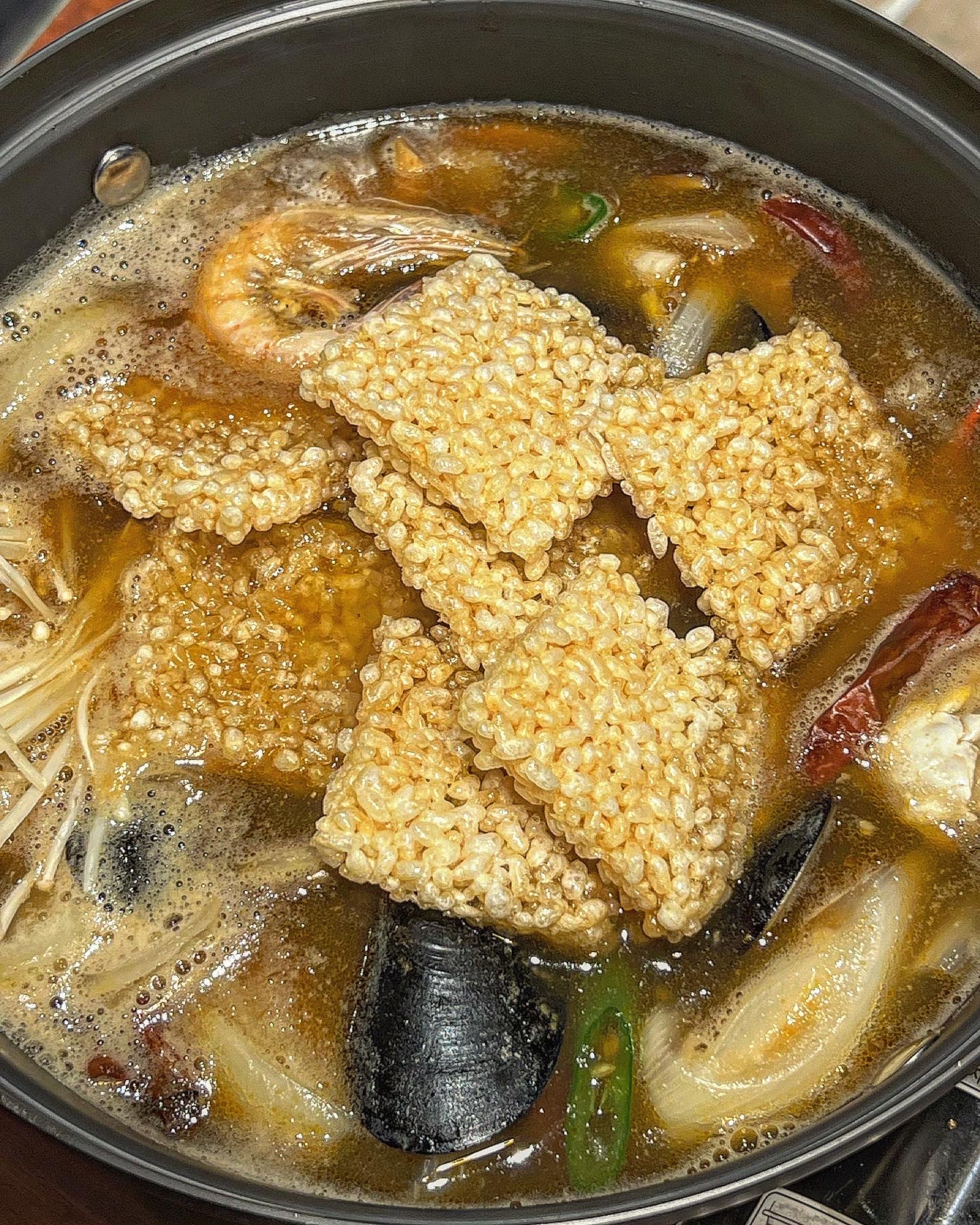 더꼬치다