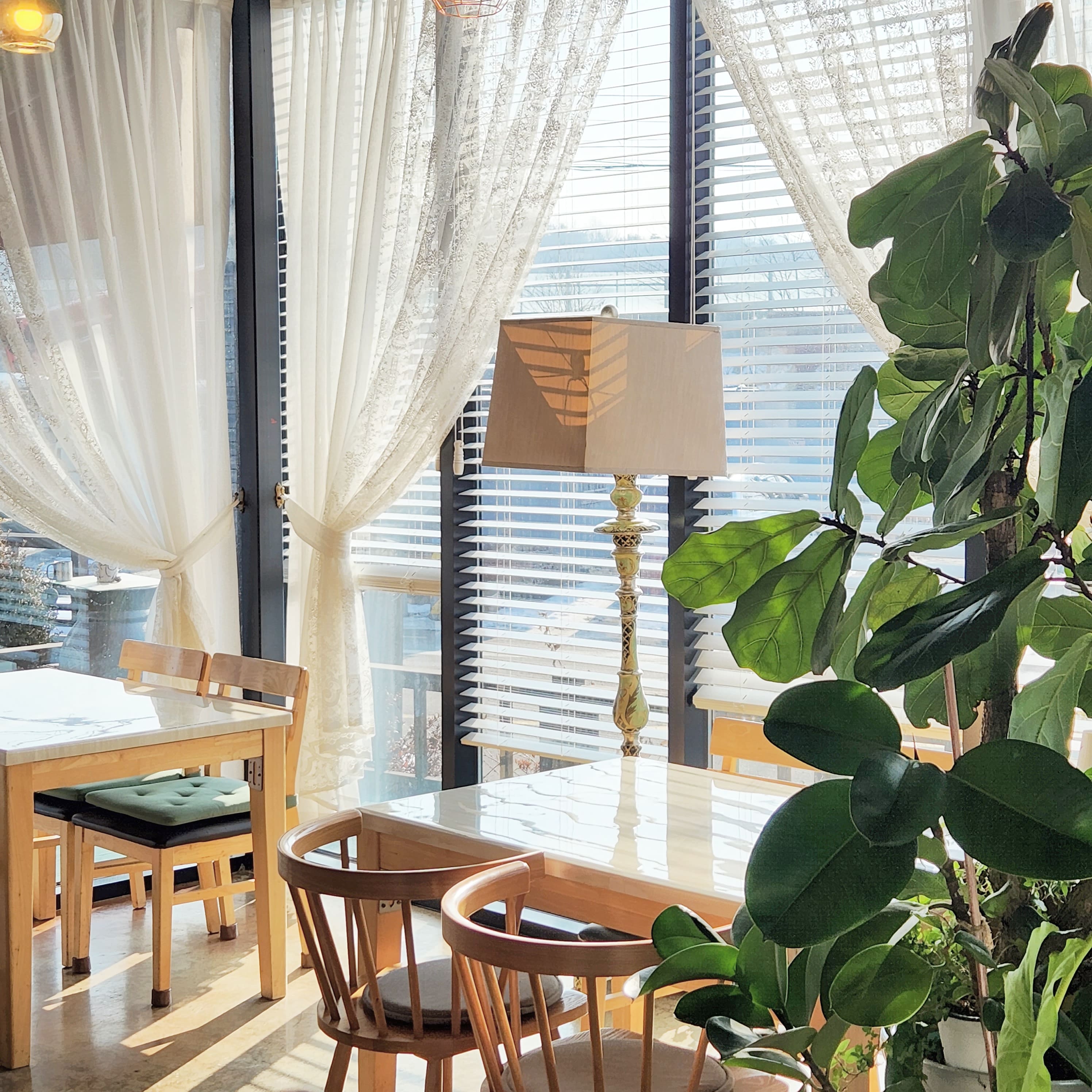 홍테이블 내부 또는 관련 모습