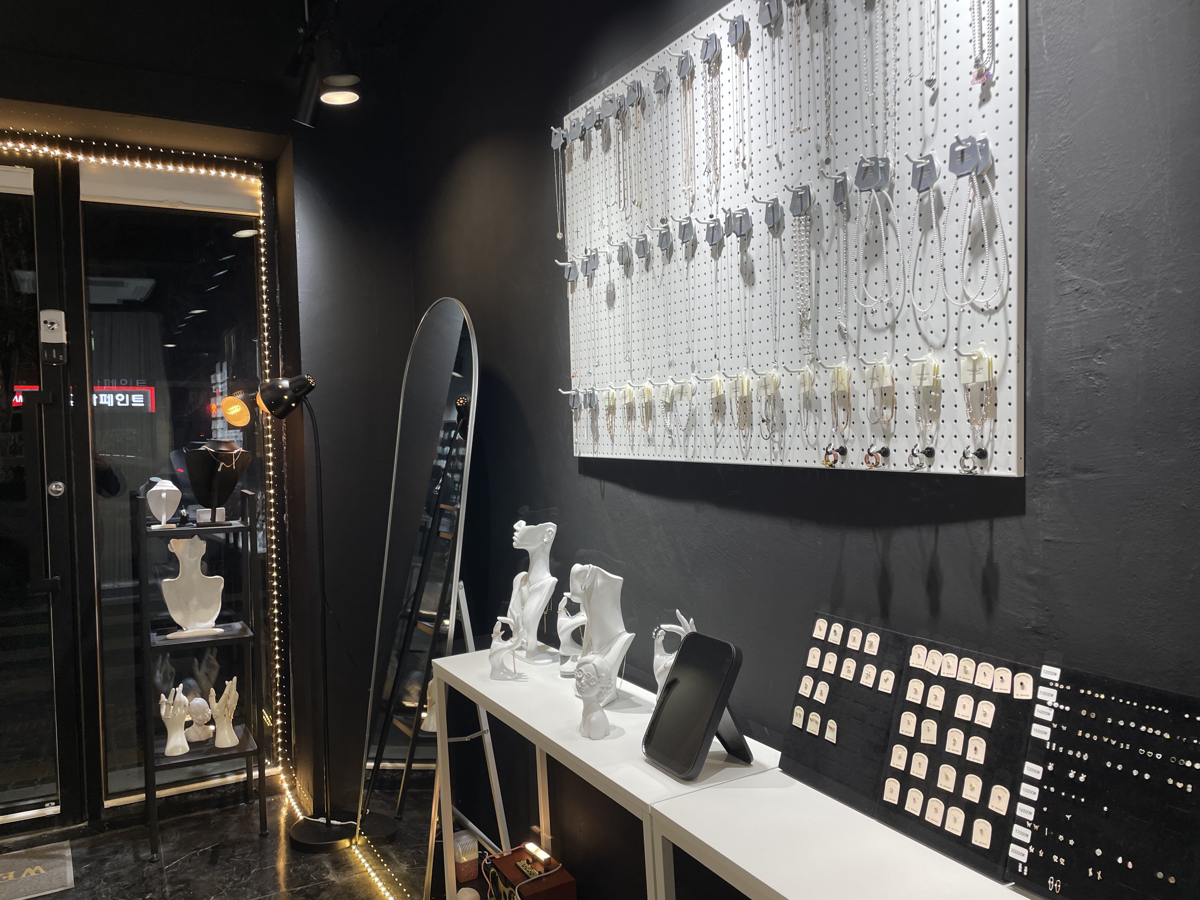 아그네스 피어싱 대표 이미지