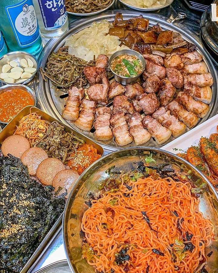 경남 김해시 삼겹살 전문점 오겹살 돼지껍데기 돼지뒷고기 항정살 통삼겹 한돈 목살 삼굽살 김해율하점