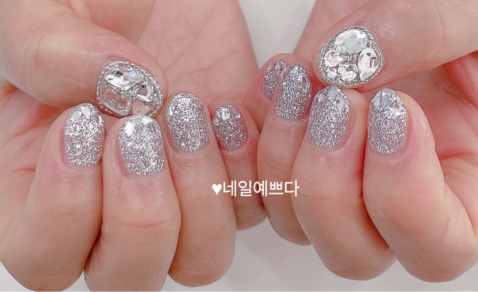 네일예쁘다