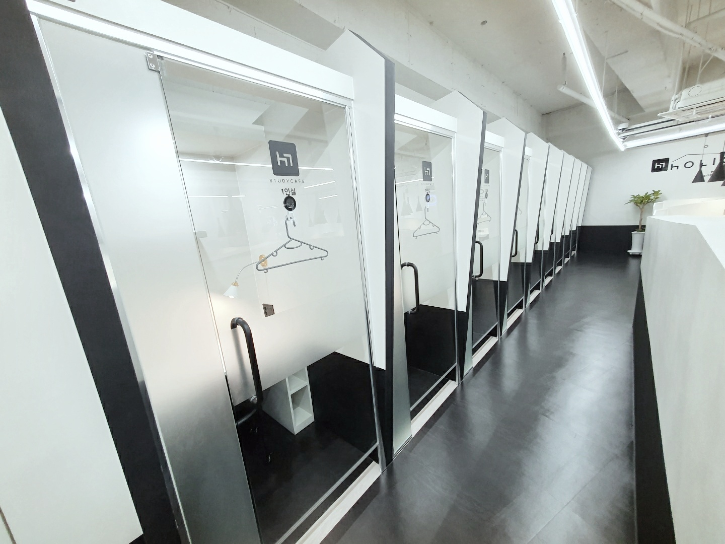 홀릭스터디카페 창원성주라운지