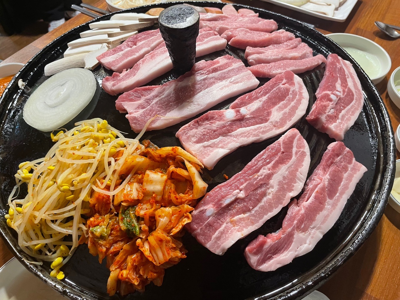 돈방석 솥뚜껑 생삼겹살