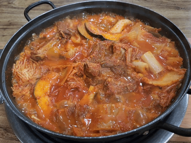 죽여주는쌩고기통김치찌개