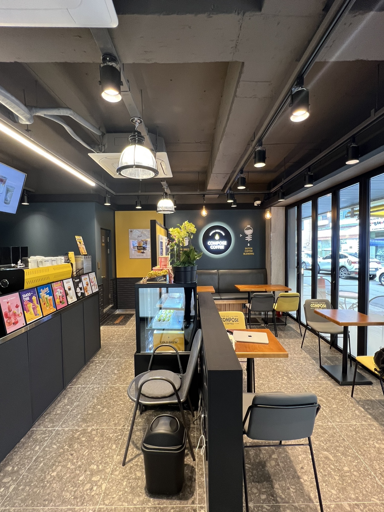 컴포즈커피 일산정발산점