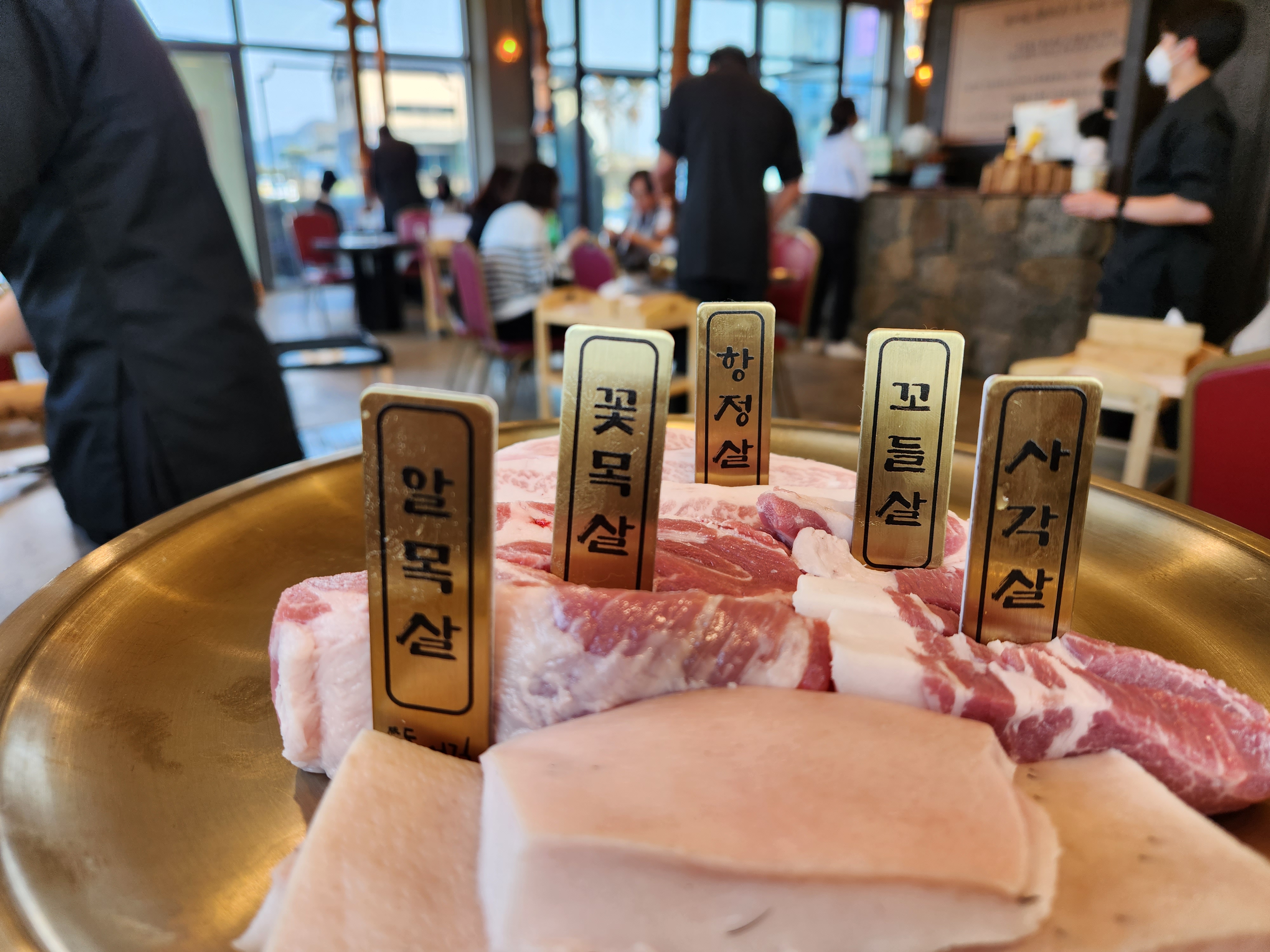 가까운 삼겹살식당 제주 서귀포시 오겹살 돼지껍데기 돼지뒷고기 항정살 통삼겹 한돈 목살 돈어길