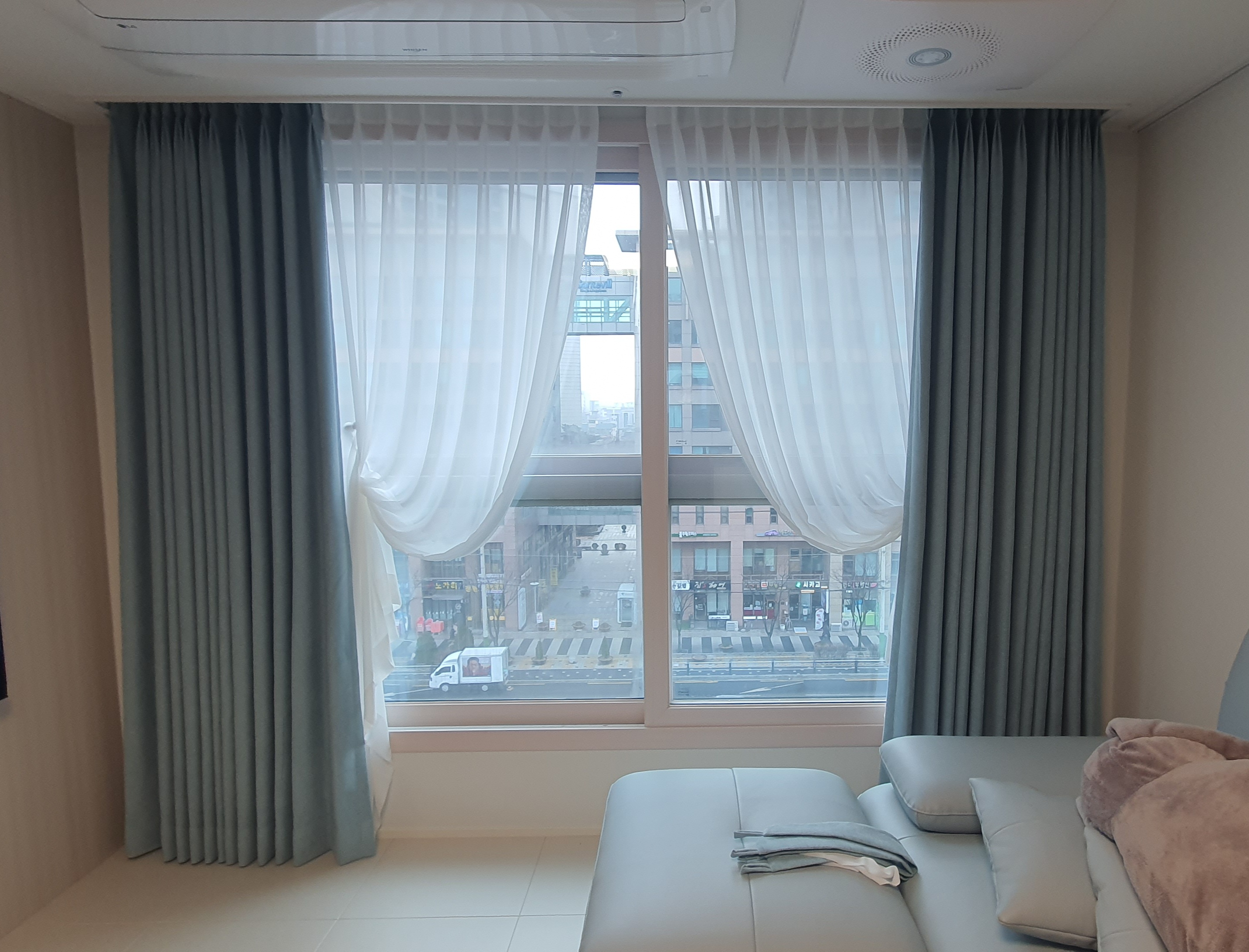 커튼블라인드우드암막거실아파트콤비롤스크린사무실쉬폰설치시공 대표 이미지