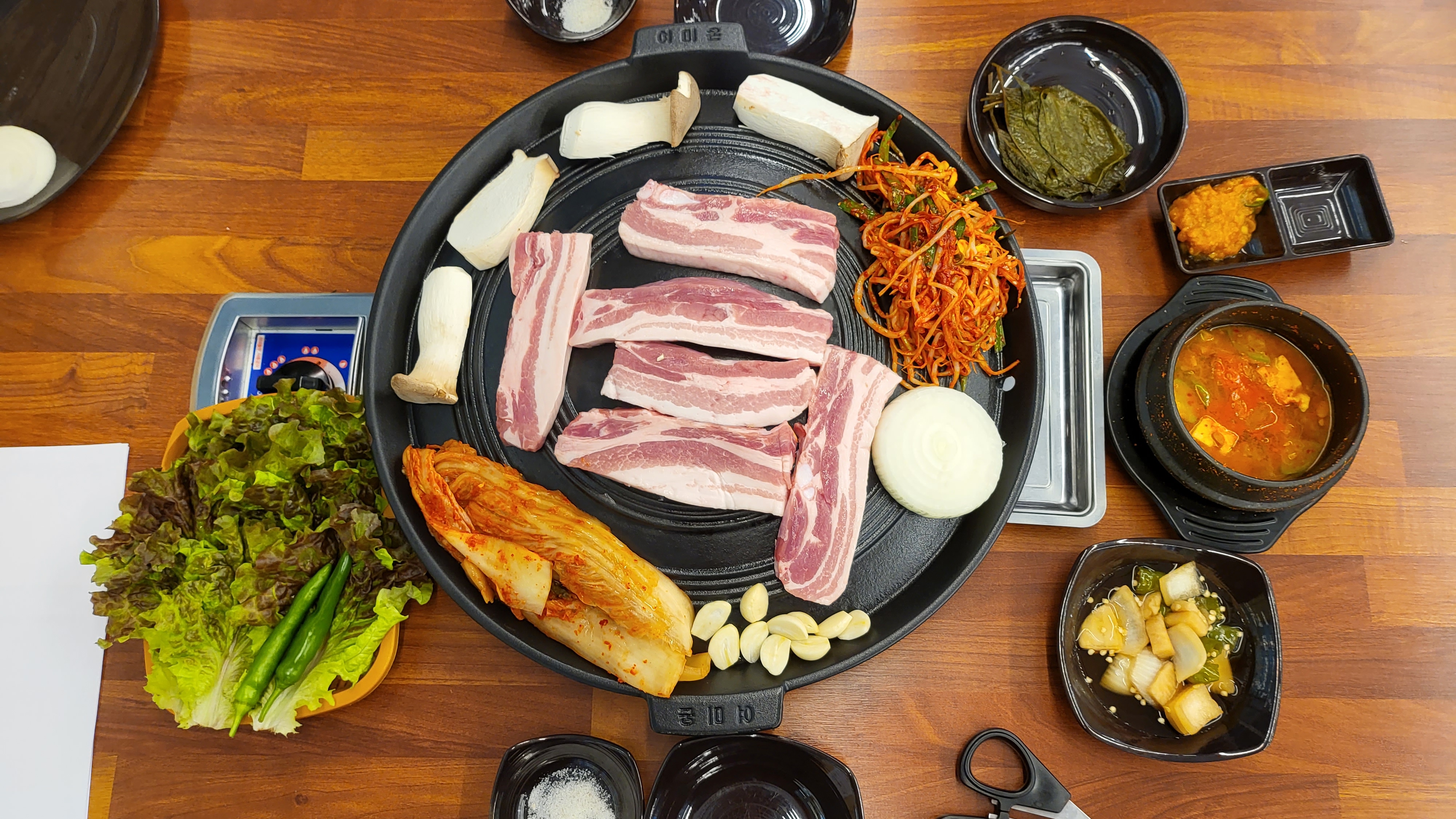 초롱꽃솥뚜껑삼겹살