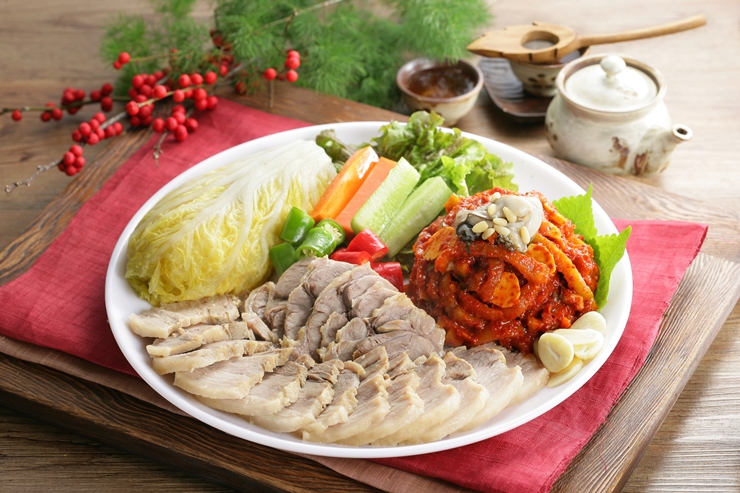 족발을 보쌈하다