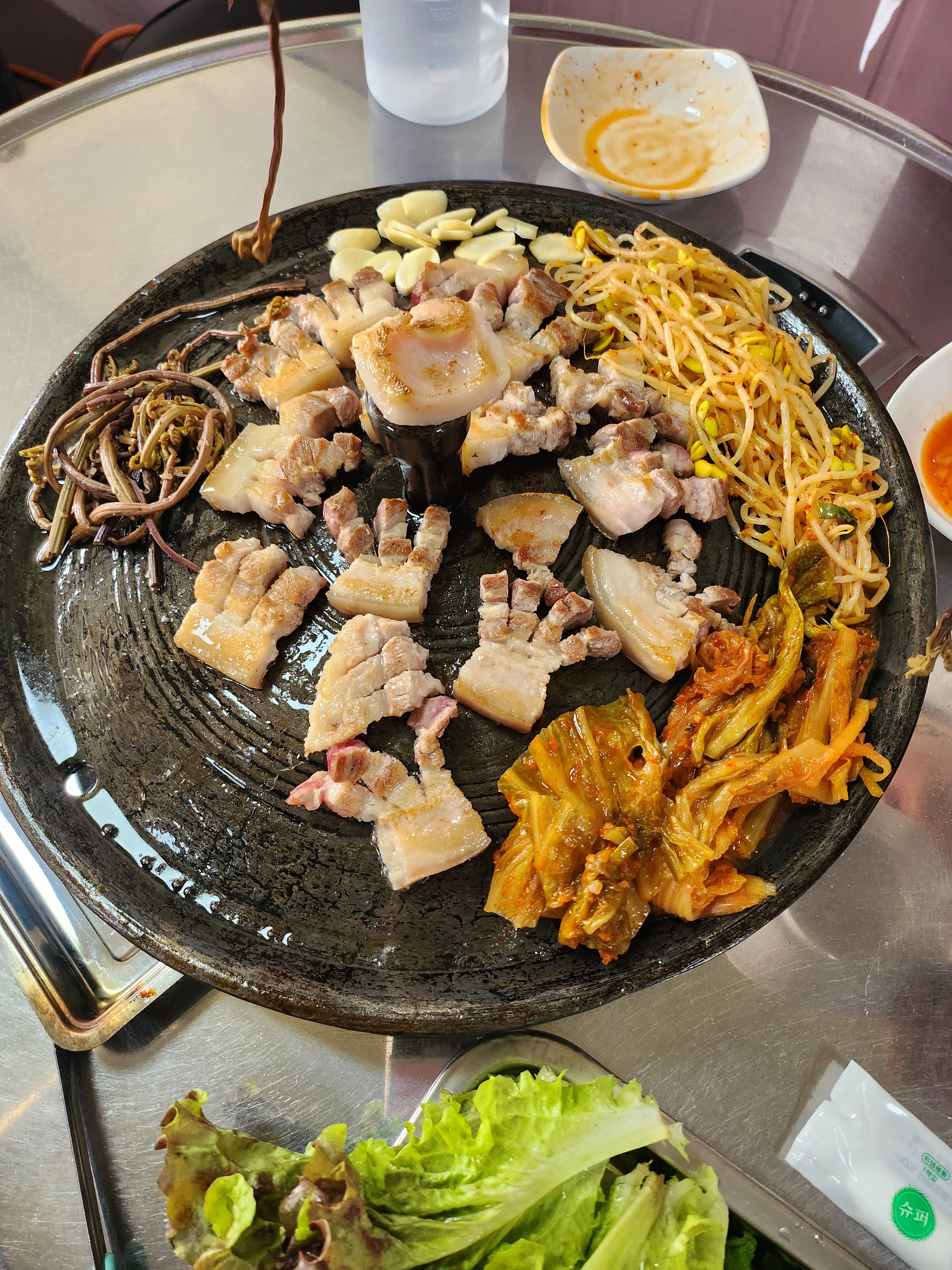 미나리솥뚜껑삼겹살. 죽주 닭갈비