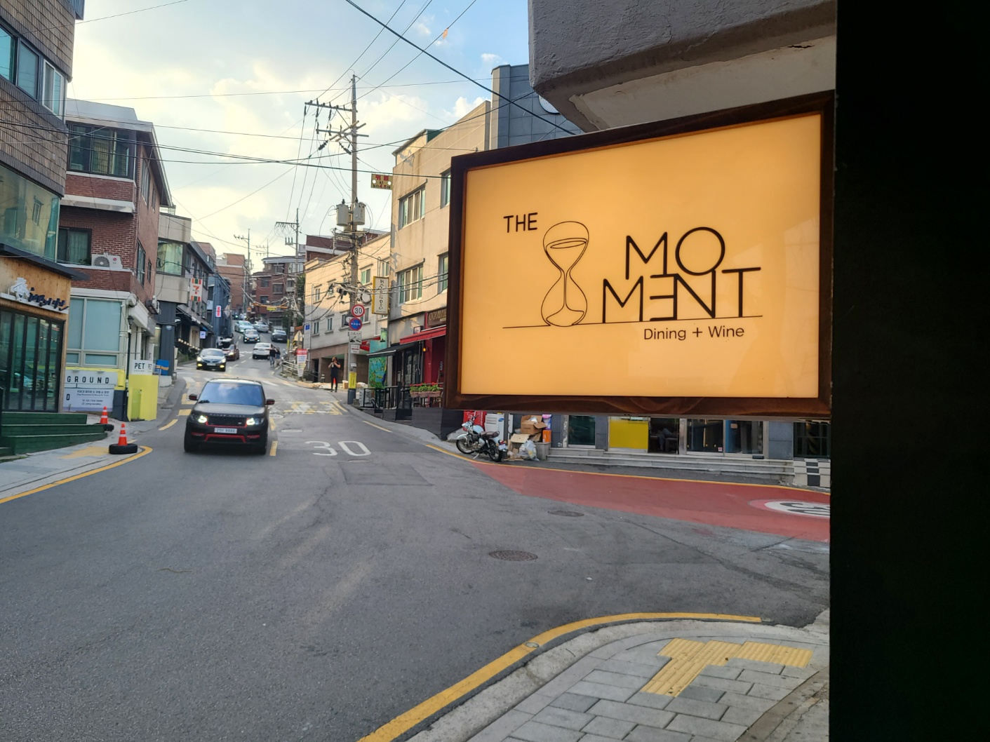 더모먼트 내부 또는 관련 모습