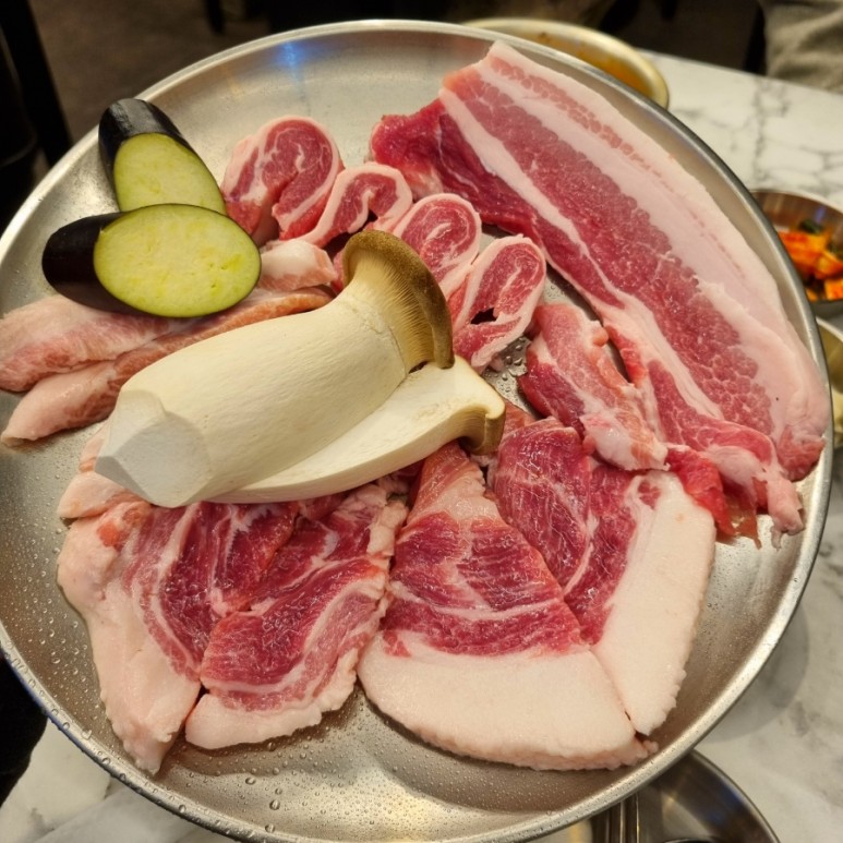 식껍 홍제역점 내부 또는 관련 모습