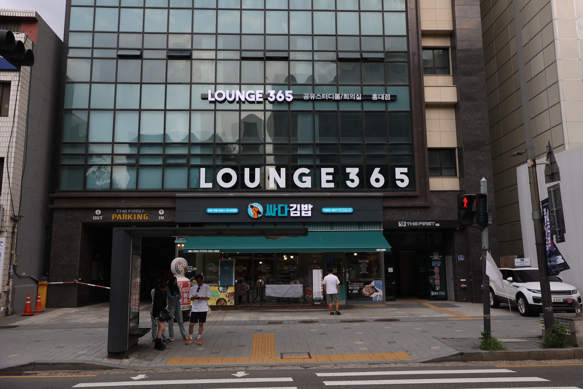 라운지365 홍대점 대표 이미지 - 넓고 모던한 미팅룸 전경