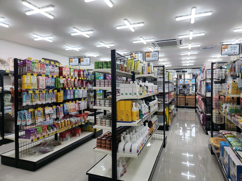 펫마트 온양남창점 대표 이미지 - 넓은 매장 전경