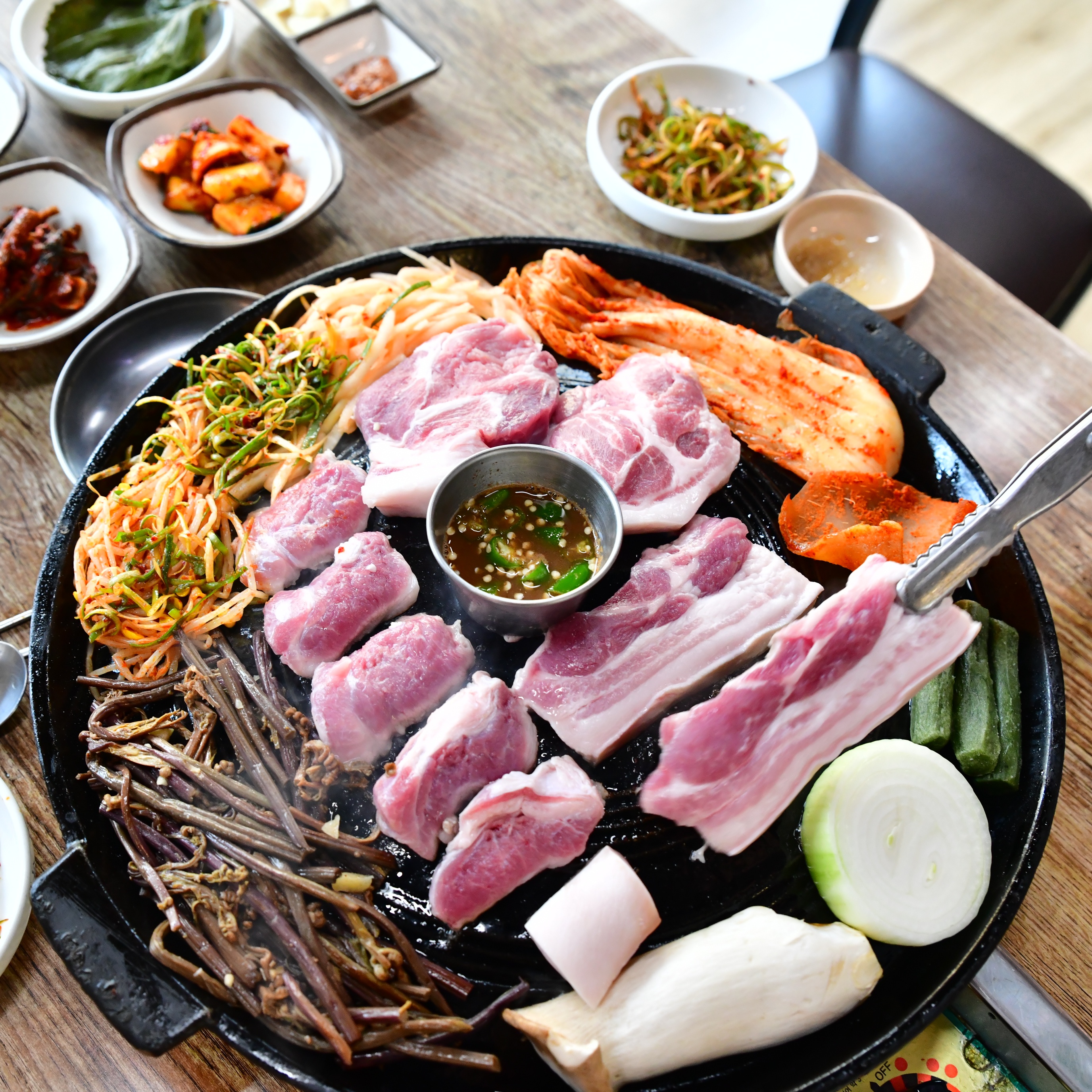 명가솥뚜껑 서귀포흑돼지