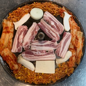 본뜰솥뚜껑김치삼겹살
