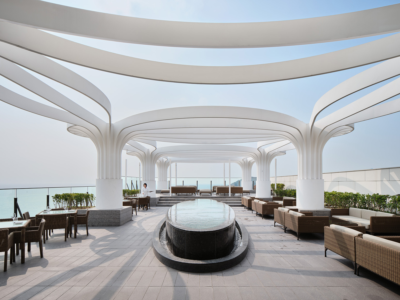 아난티 앳 부산 코브 맥퀸즈 그릴앤바 내부