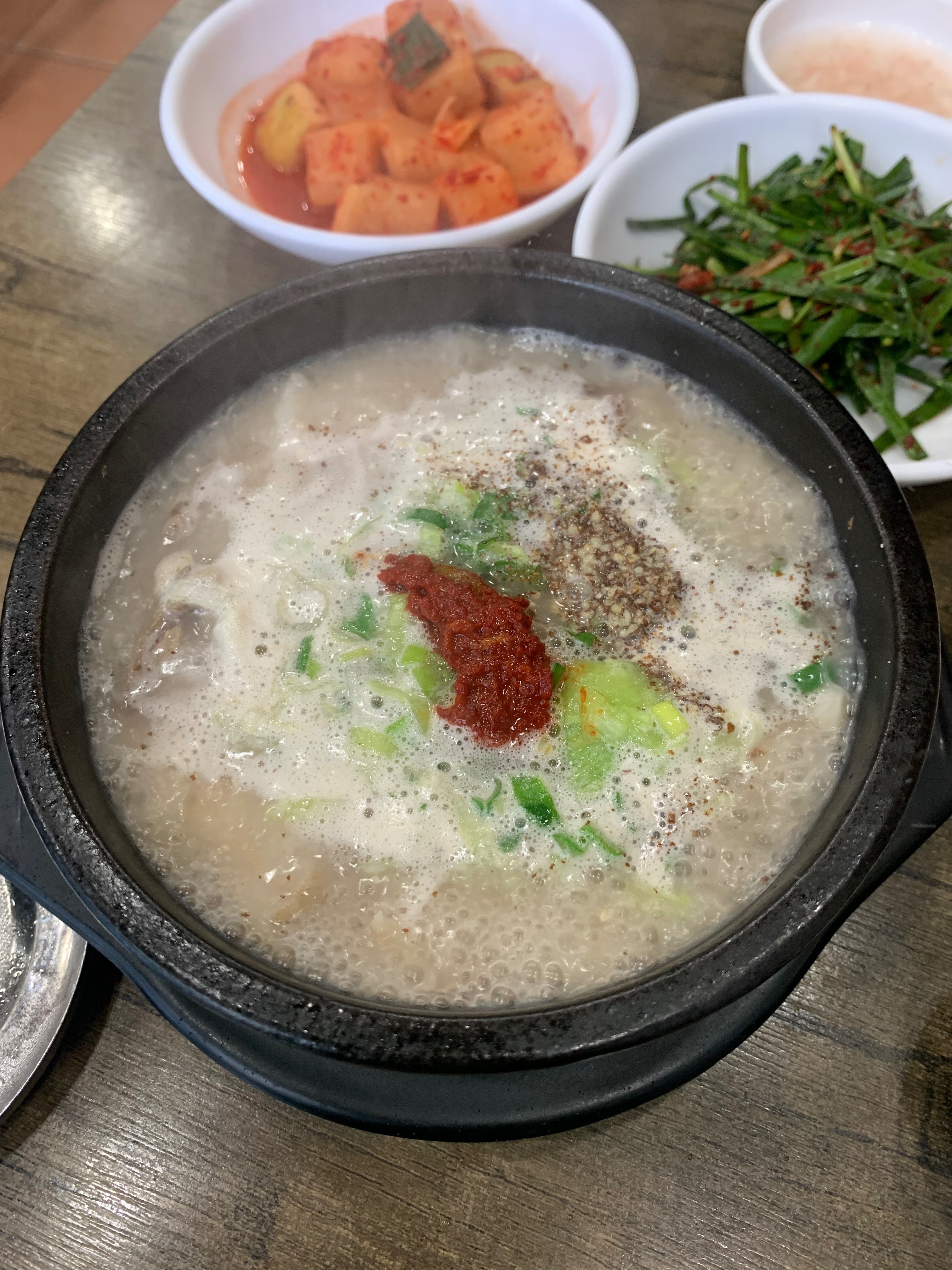 신의주왕족발순대국