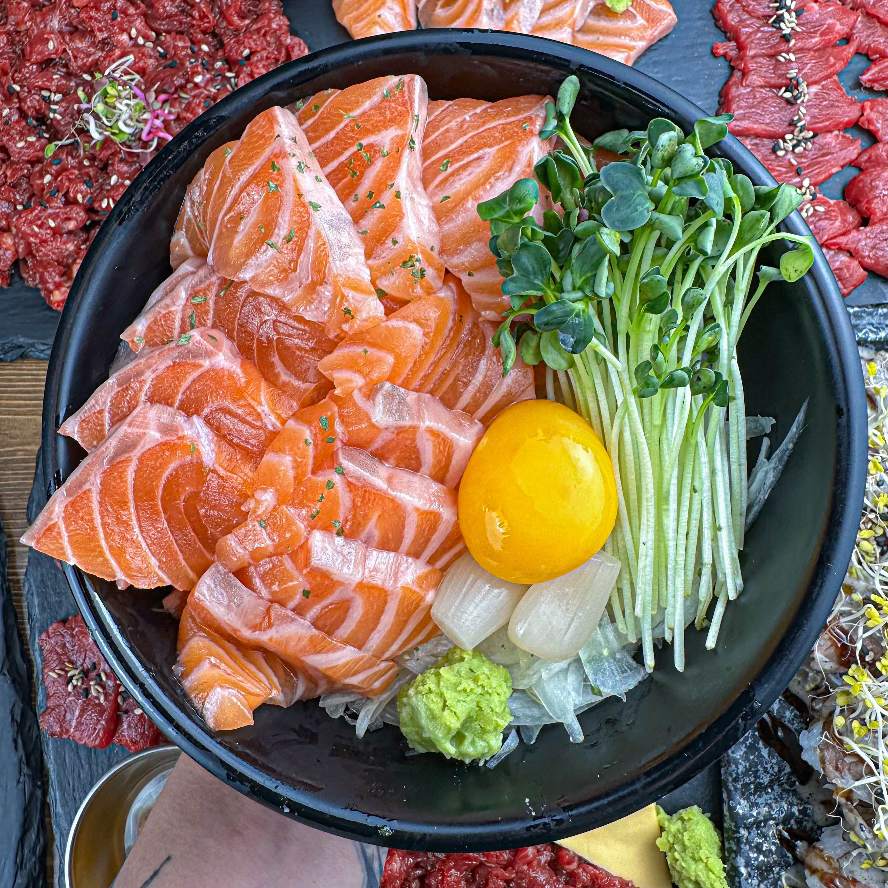 육회먹은연어 산남점