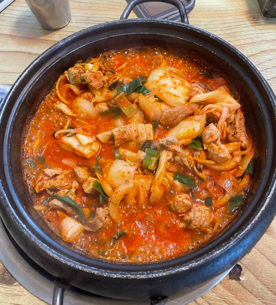 통돼지두루치기김치찌개전문점