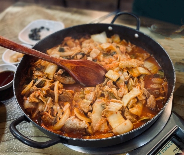 통돼지두루치기김치찌개전문점