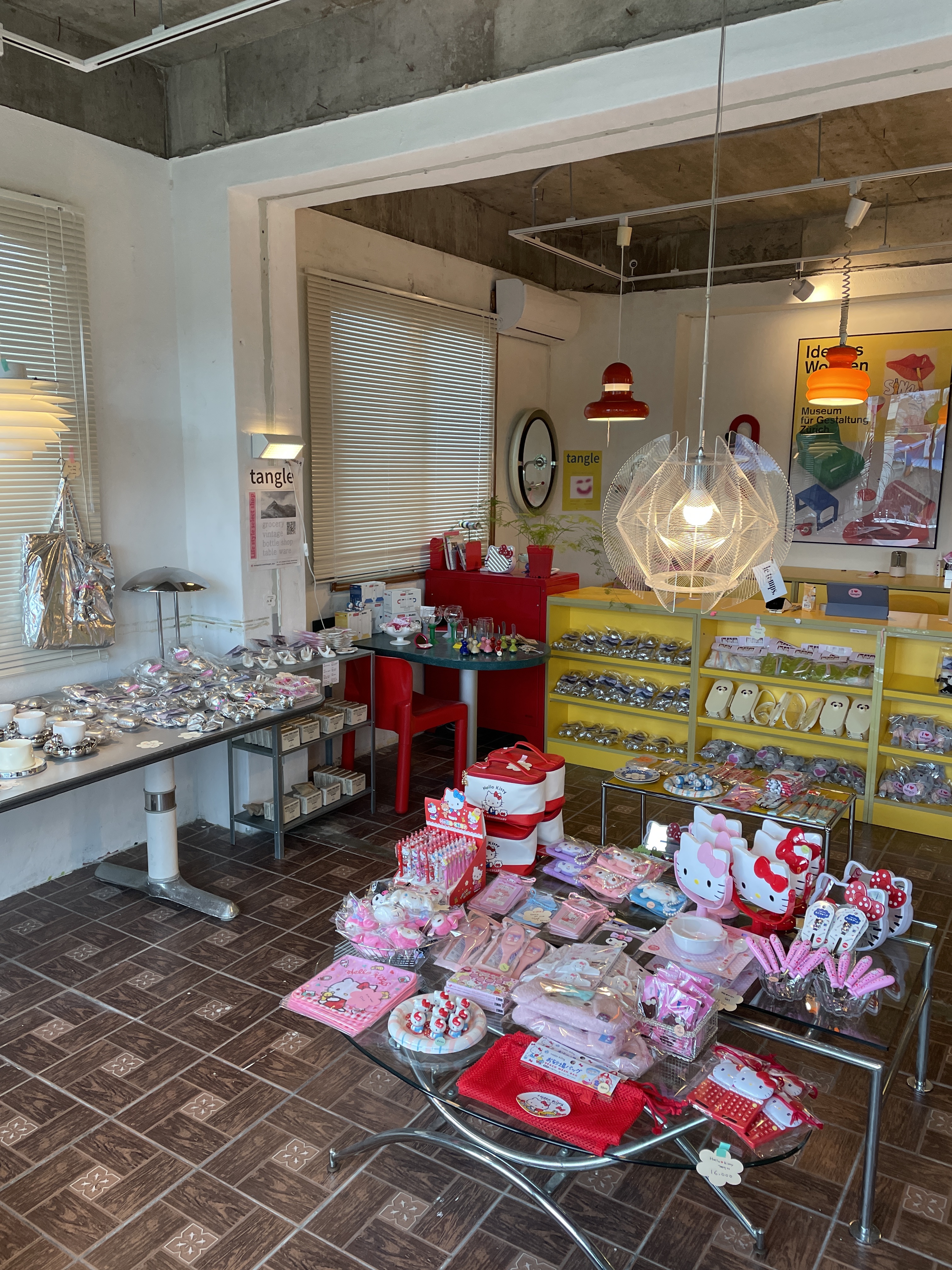 탱글 대표 이미지 - 키티와 다양한 소품들이 가득한 내부