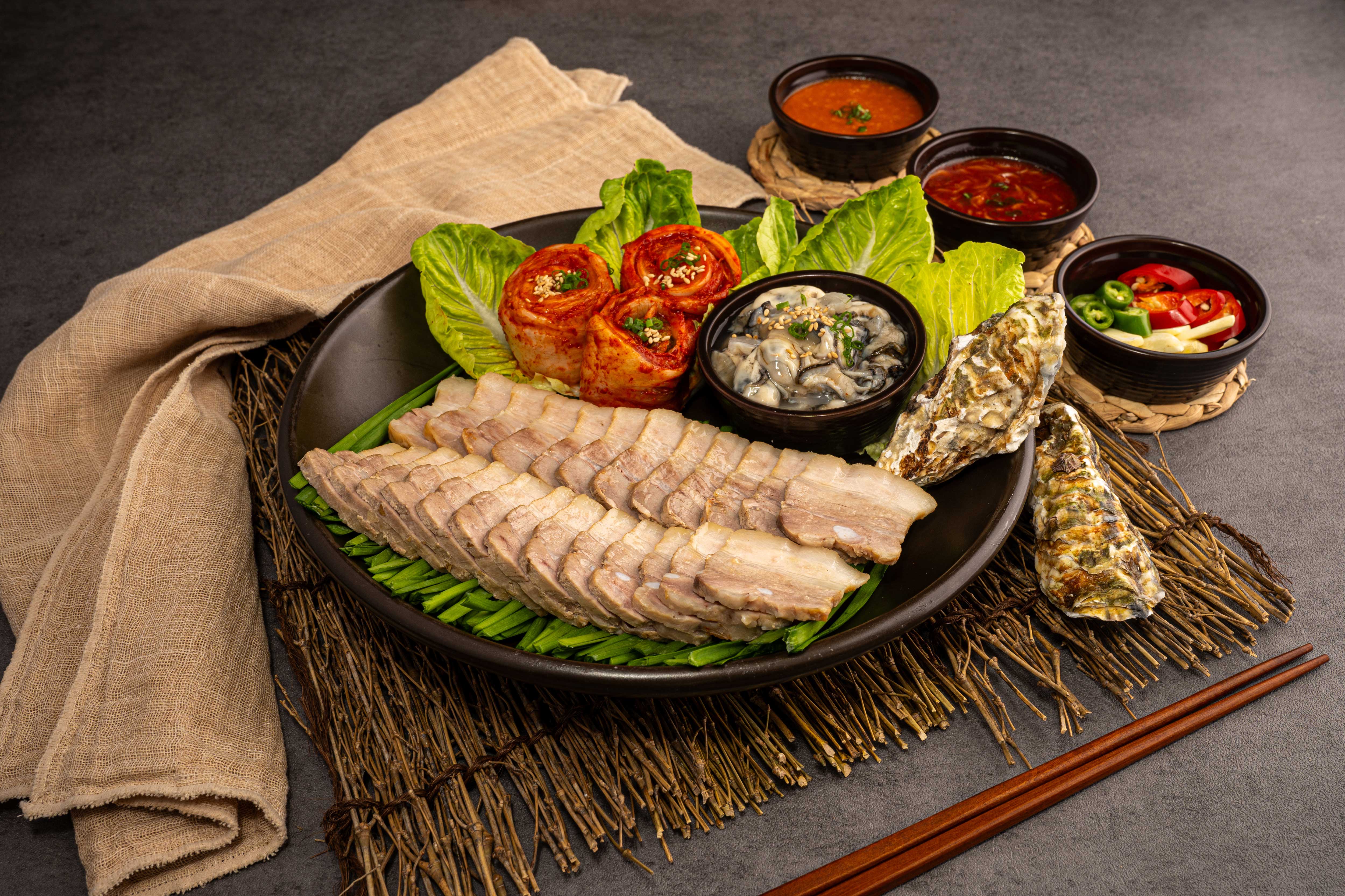 굴보쌈 (계절메뉴)