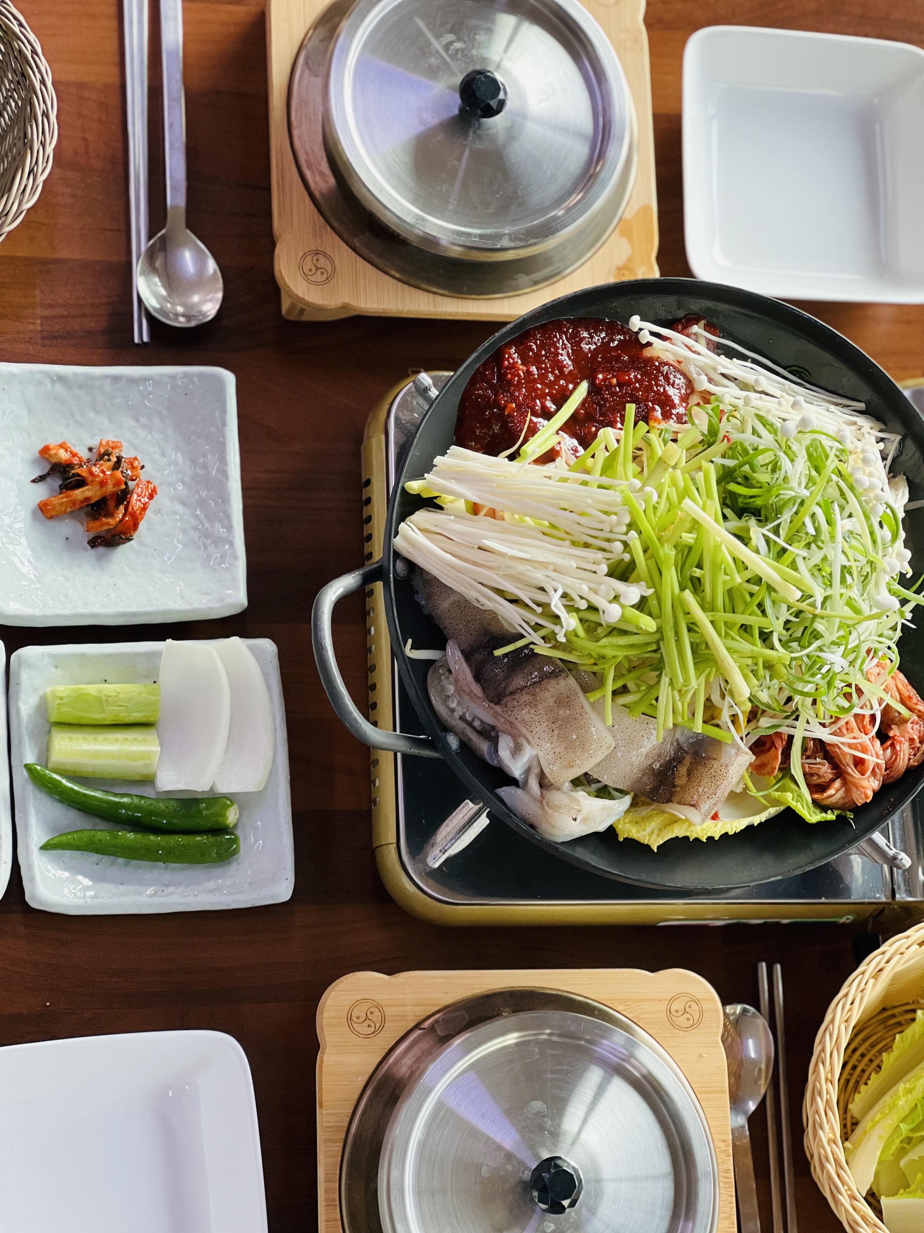 어우렁더우렁 생고기두루치기