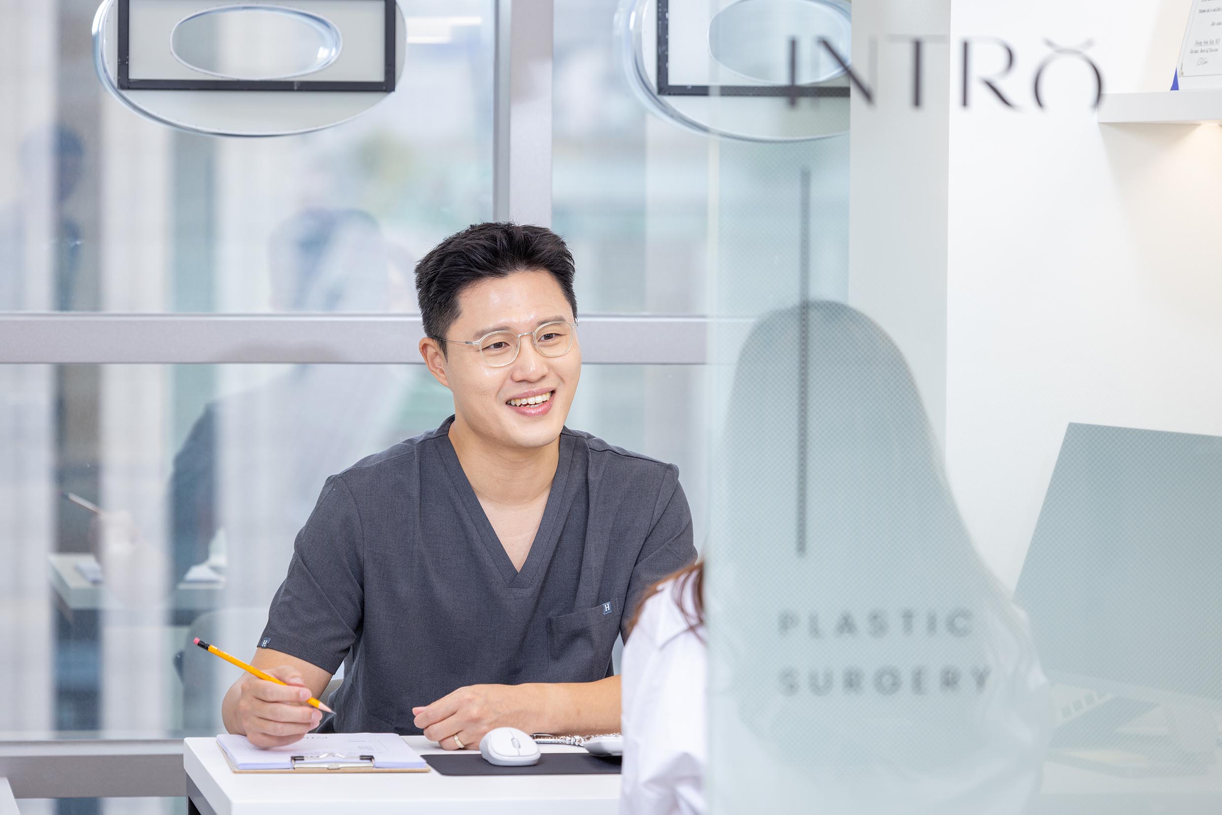 인트로성형외과의원 대표 이미지