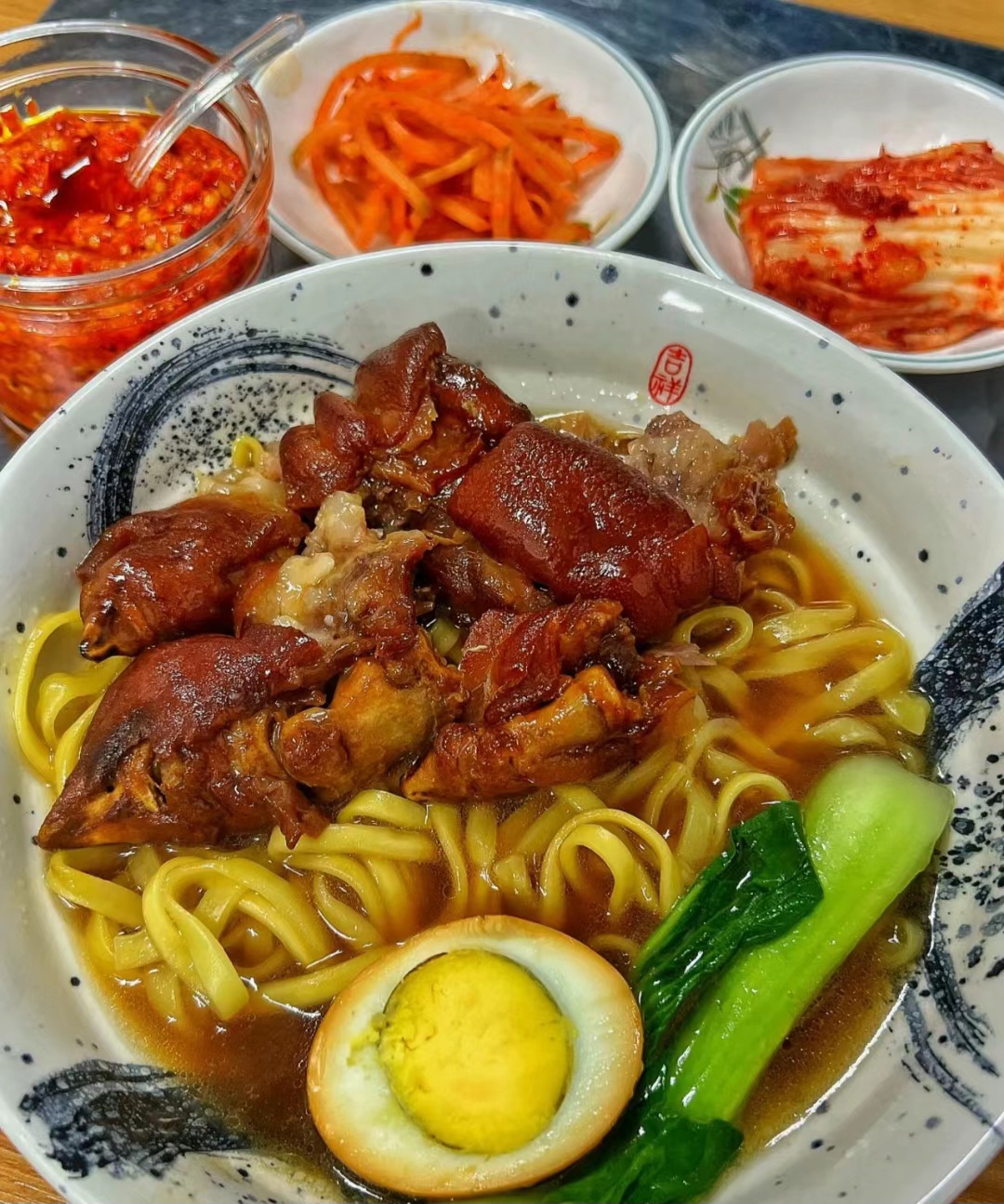 김기룽쟝족발덮밥 홍대점