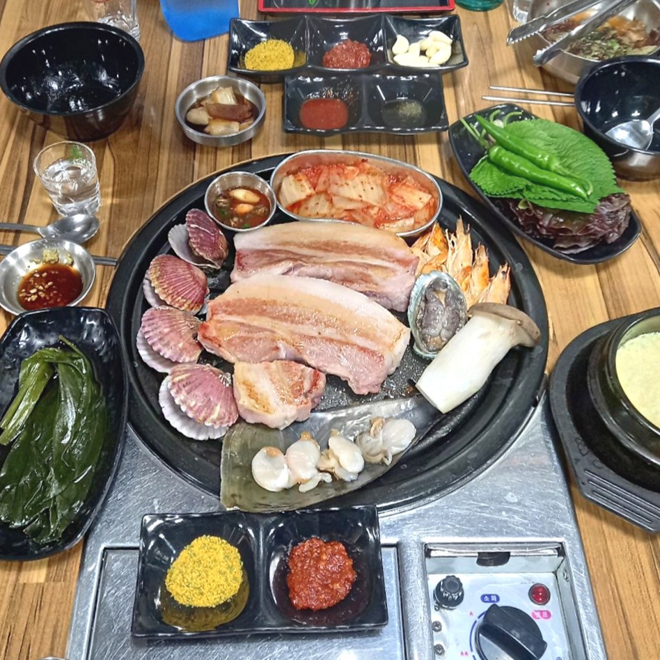 경남 김해시 삼겹살 전문점 오겹살 돼지껍데기 돼지뒷고기 항정살 통삼겹 한돈 목살 돈갑부