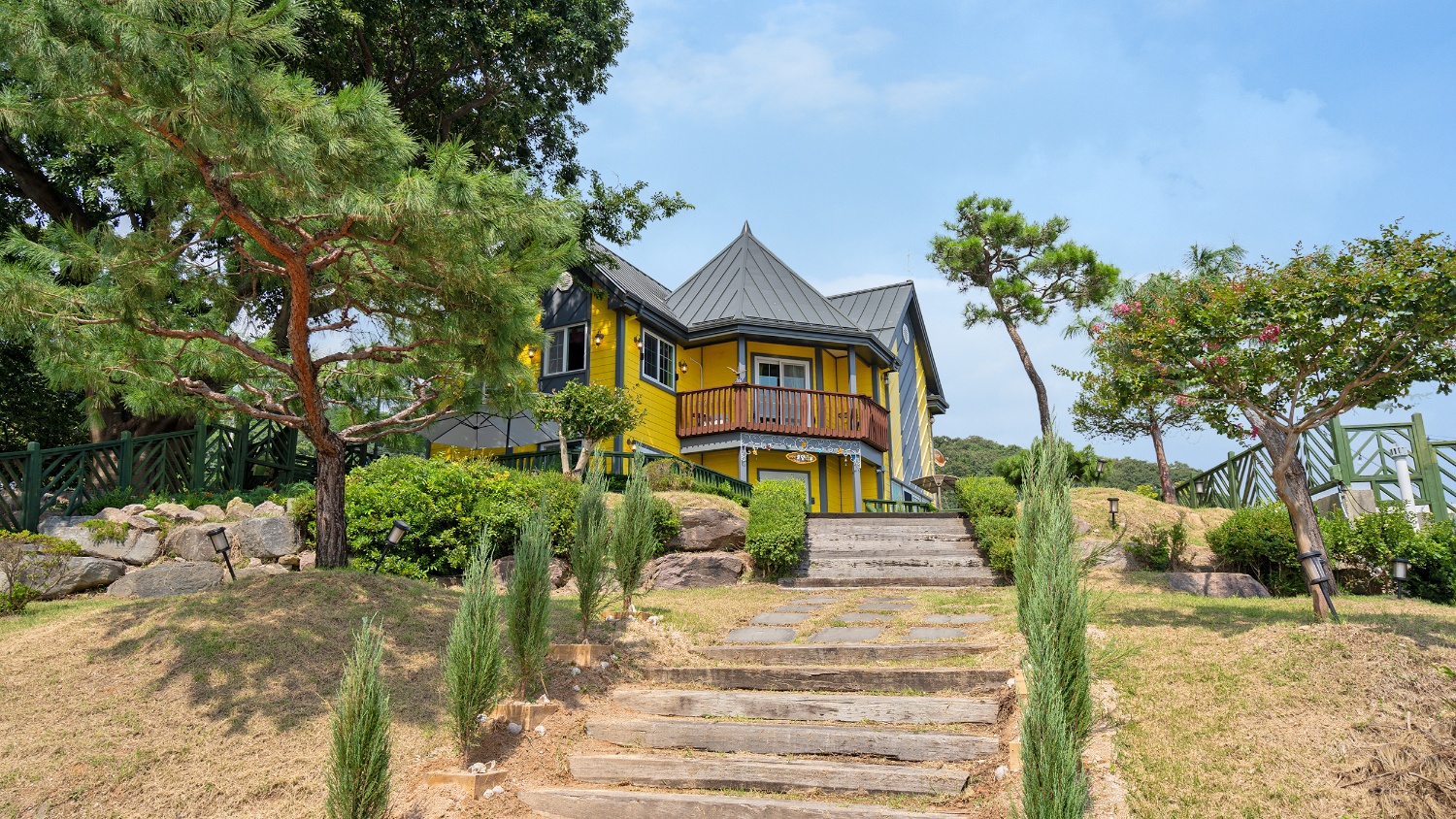 바닷가로뎀나무펜션