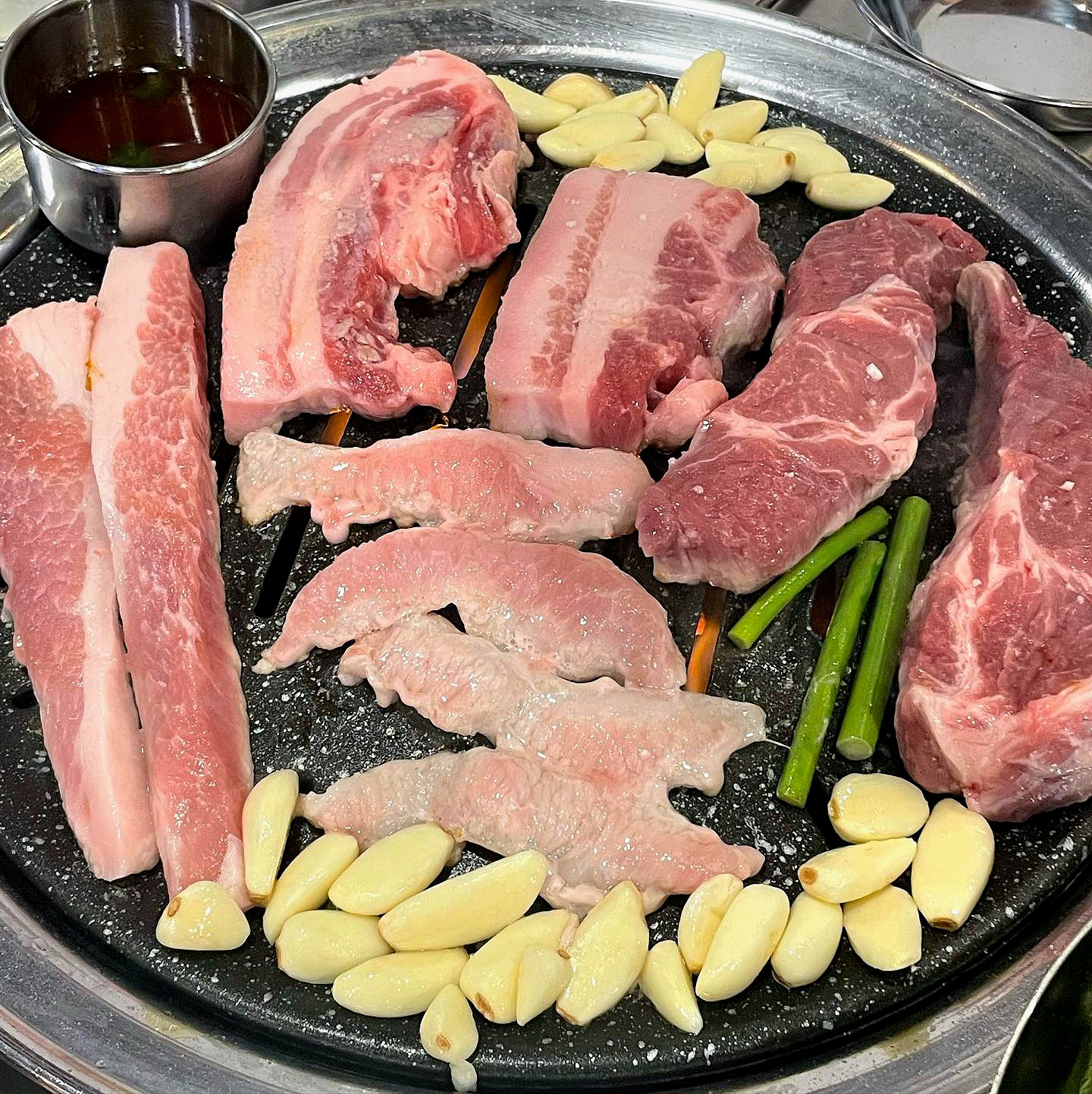 부산 북구 삼겹살 전문점 오겹살 돼지껍데기 돼지뒷고기 항정살 통삼겹 한돈 목살 모름지기 덕천직영점