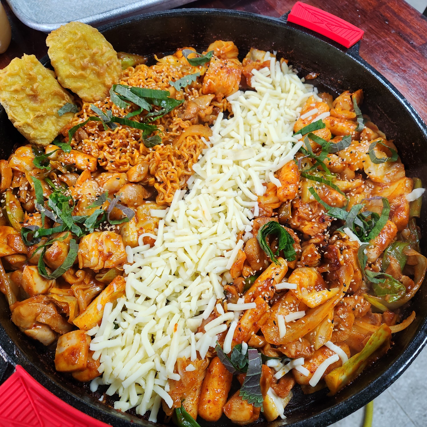 홍춘천치즈닭갈비 봉무점