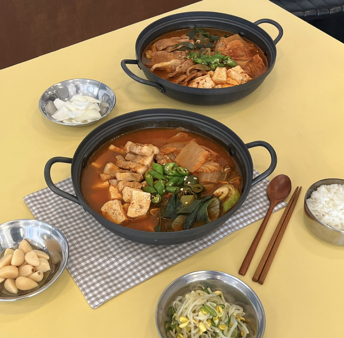 김치찌개 또는 삼겹살