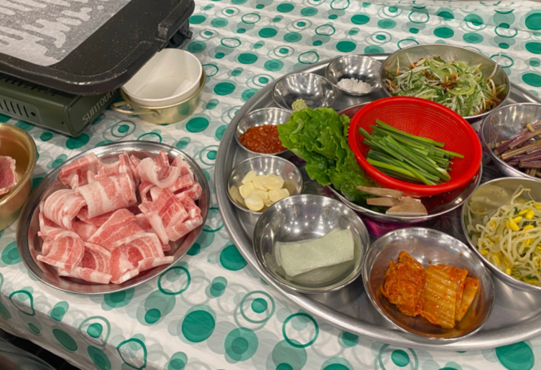 김치찌개 또는 삼겹살